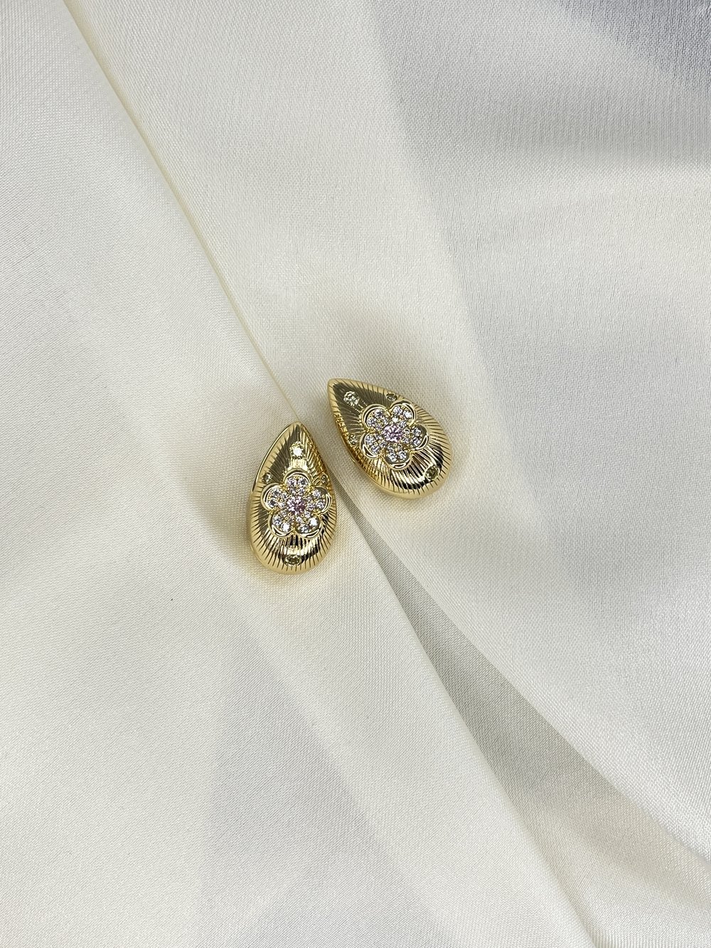 XUPİNG Çelik/Paslanmaz Çiçek Detaylı Damla Küpe Gold