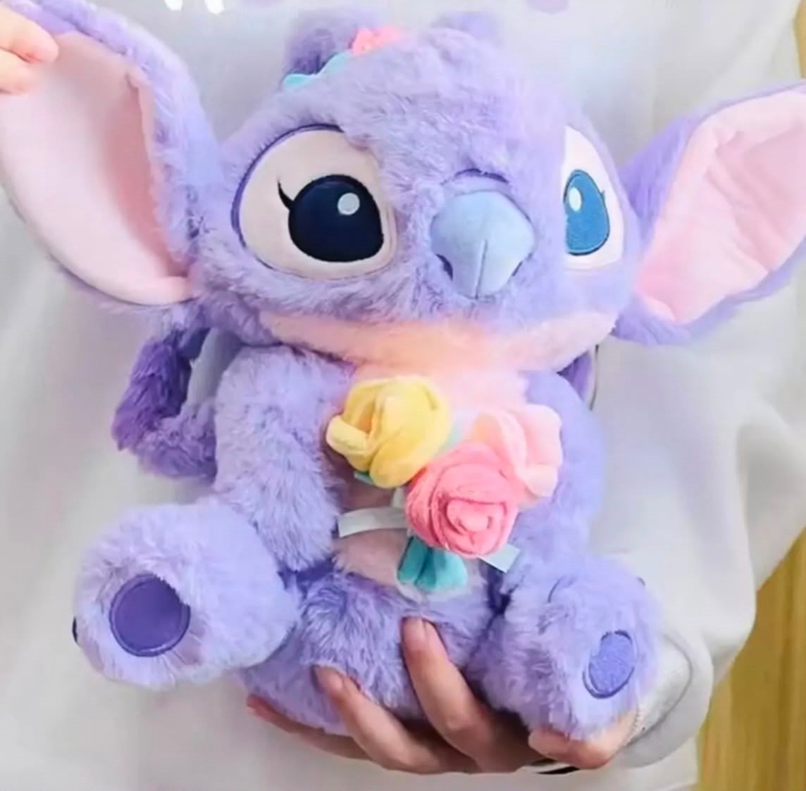 Elinde buket tutan angel peluş