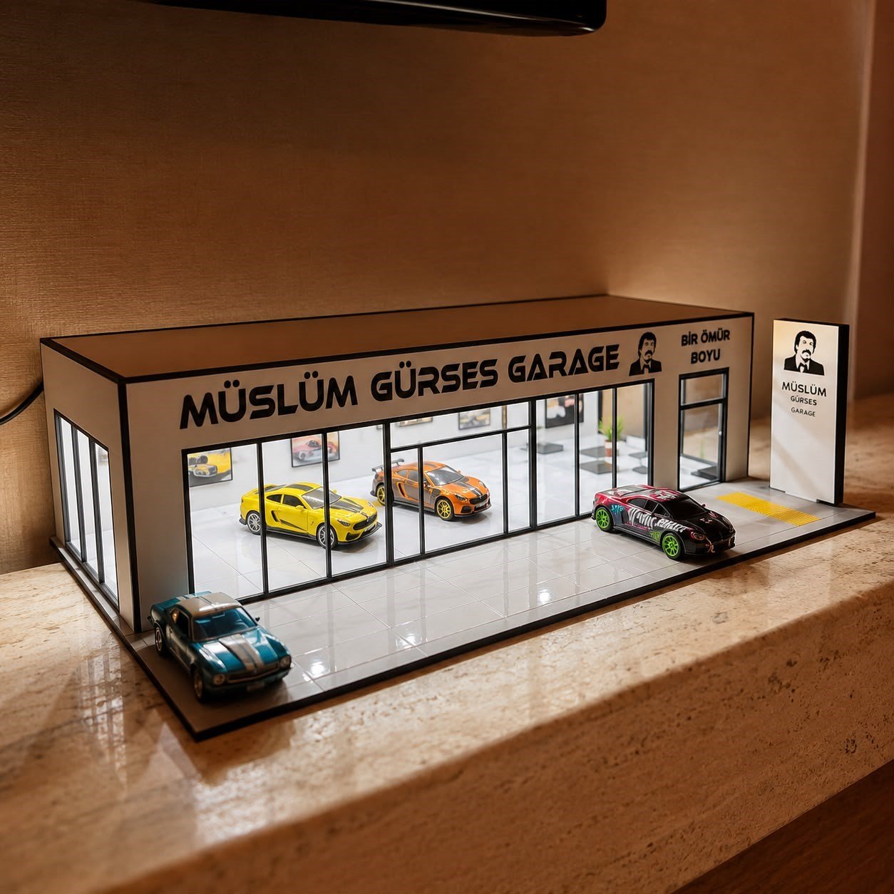 Kişiselleştirilebilir ışıklı showroom galeri (arabalar yoktur)