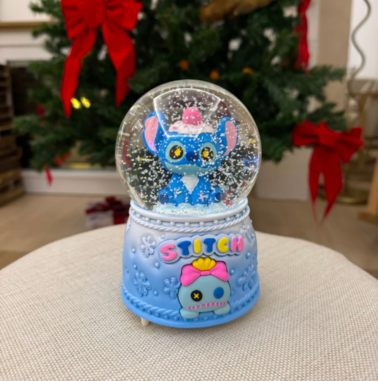 Stitch dev boy kar püskürten ışıklı ve müzikli kar küresi