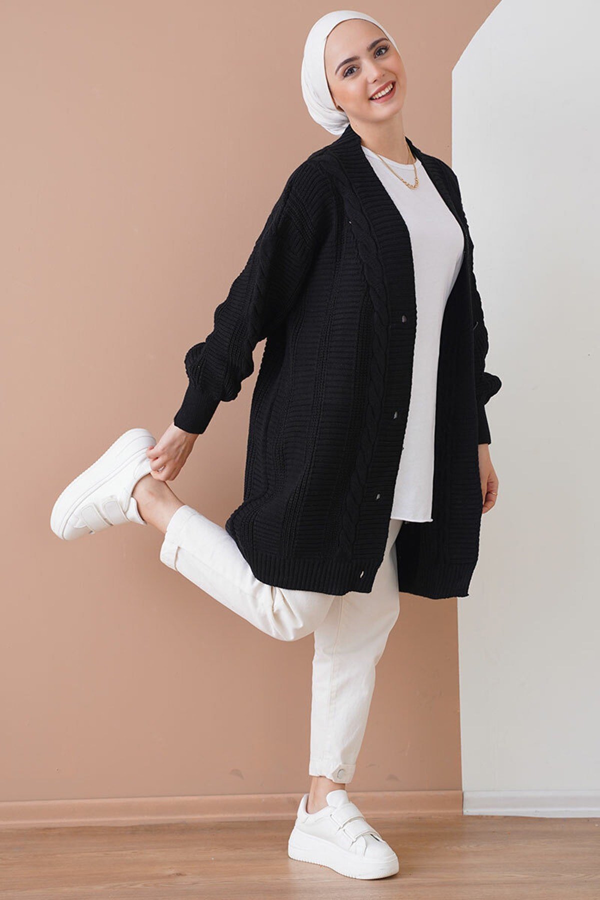 Kadın Tesettür Siyah Saç Örgü Desen Uzun Düğmeli Rahat Kesim Triko Hırka 15768