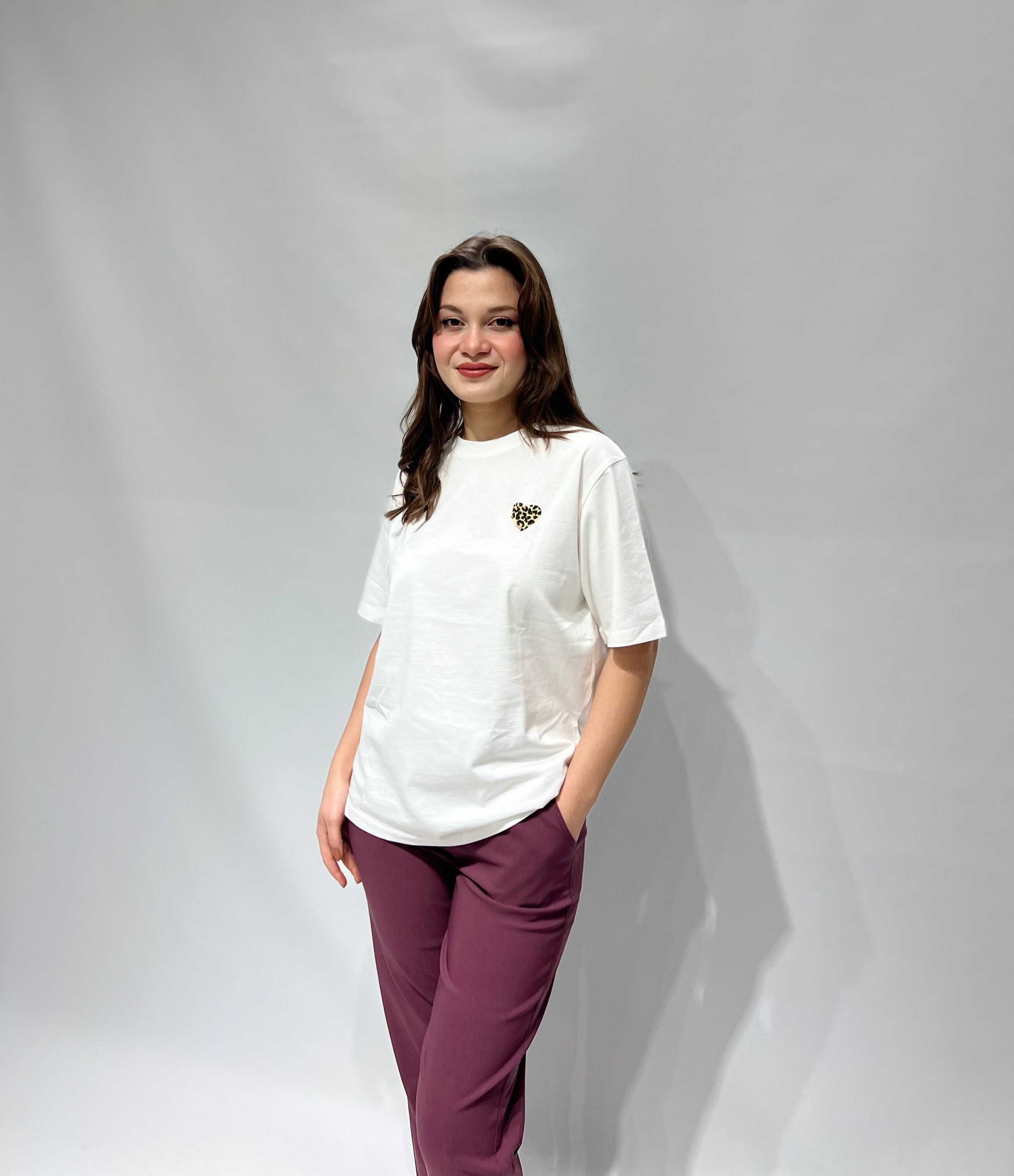Beyaz Leopar Detaylı Tişört
