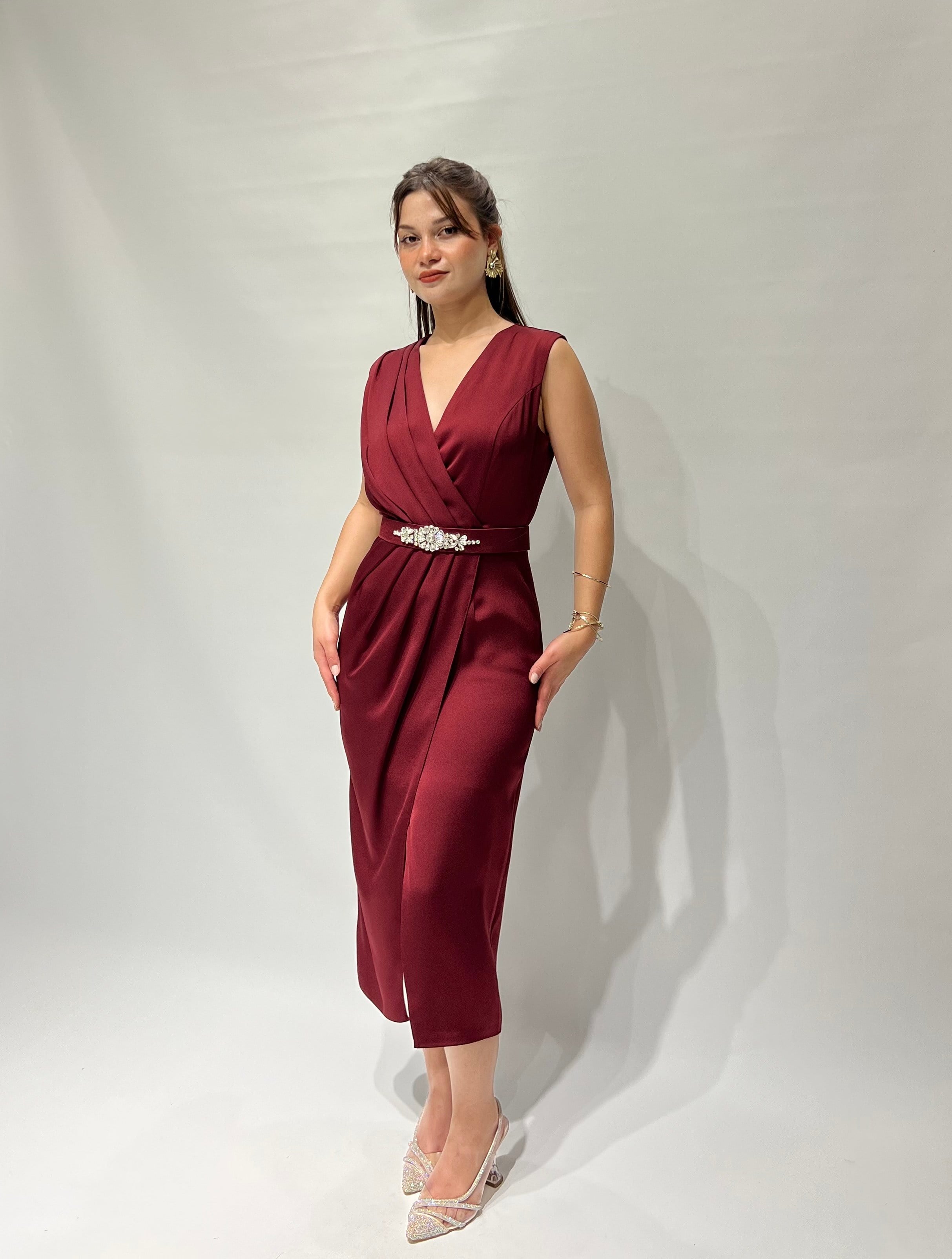 Bordo Kemerli Saten Kısa Abiye