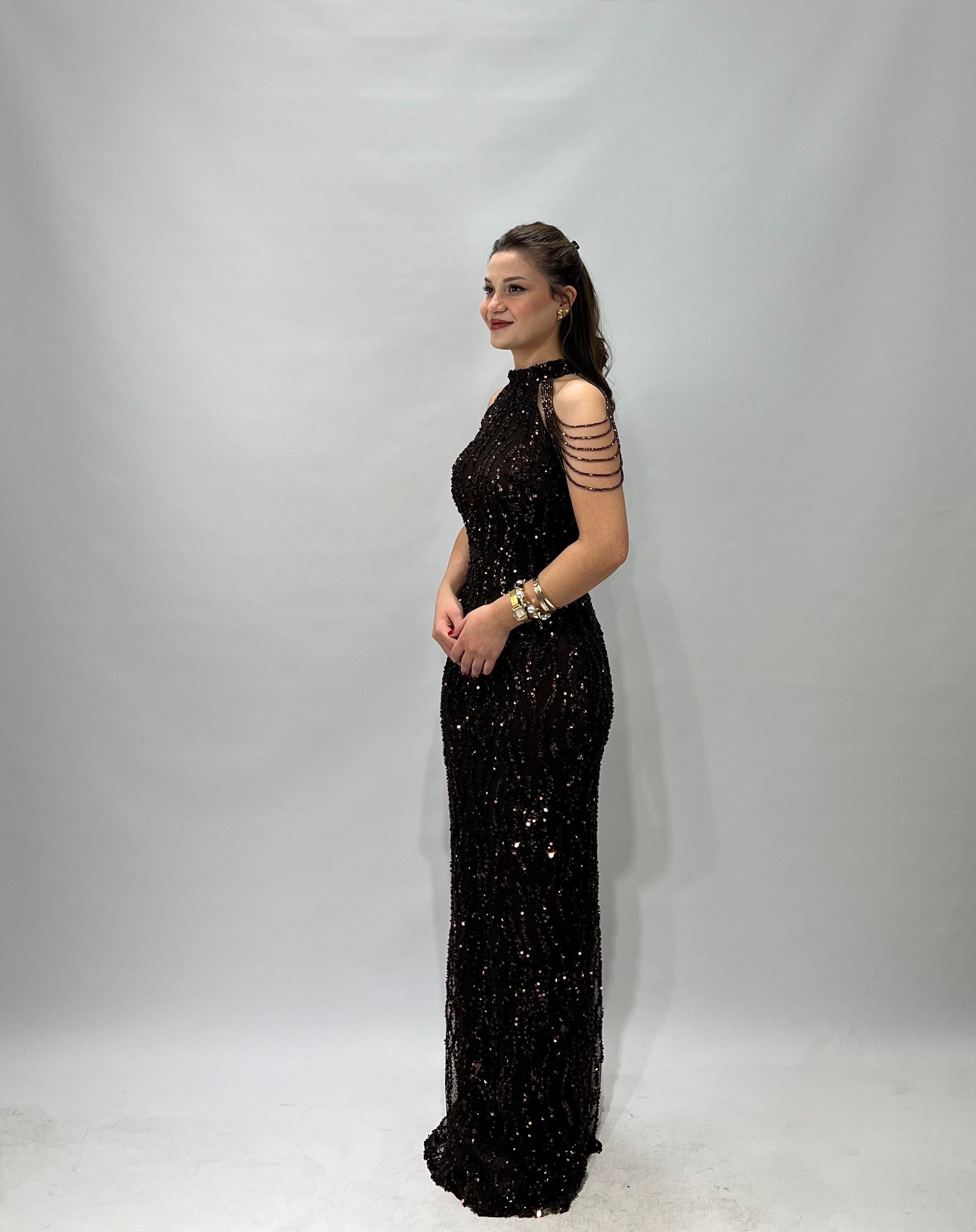 Kahverengi Halter Yaka Kolları Boncuk Elbise