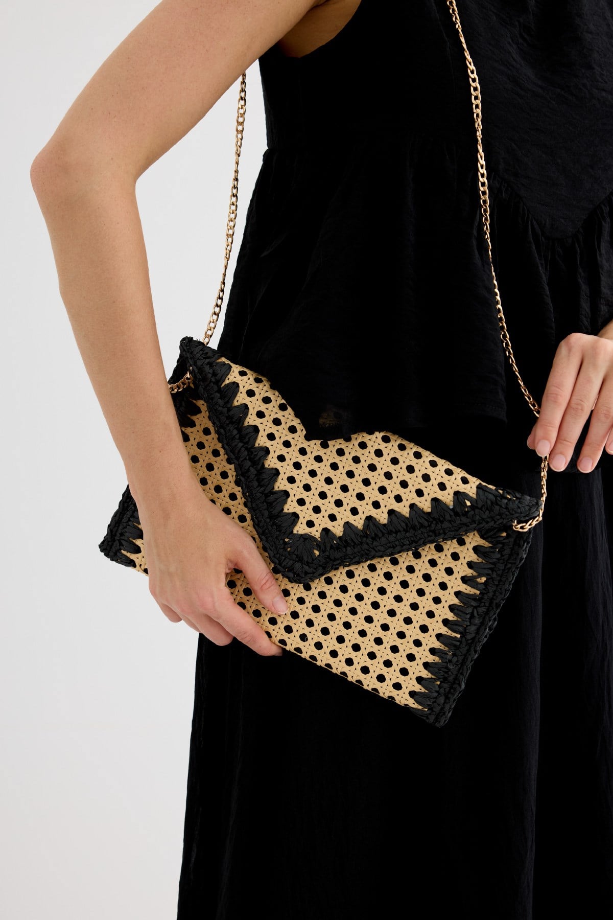sole-hasir-clutch-canta-siyah-ad0-9b.jpg