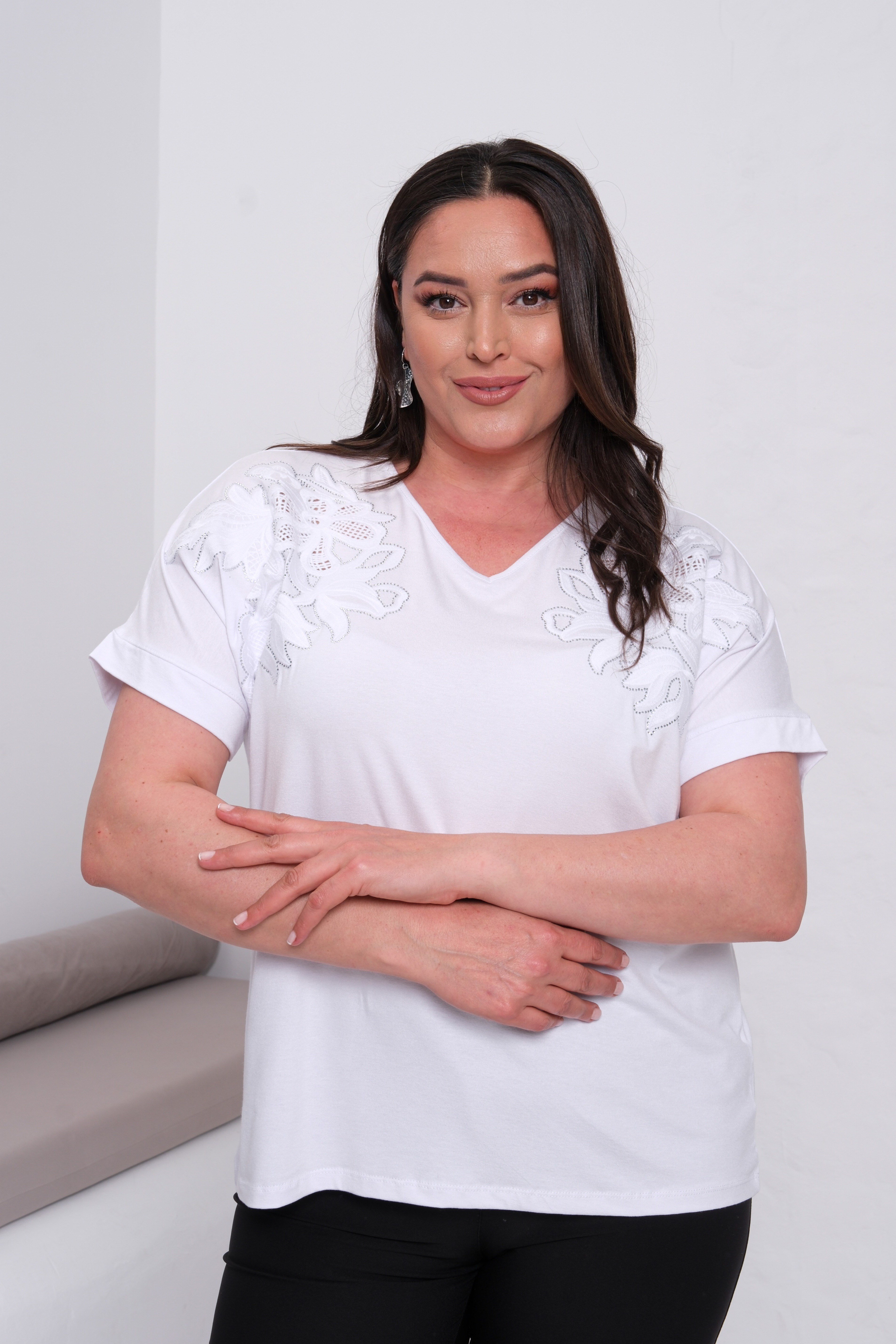 2356 Omuz Nakışlı Bluz Beyaz