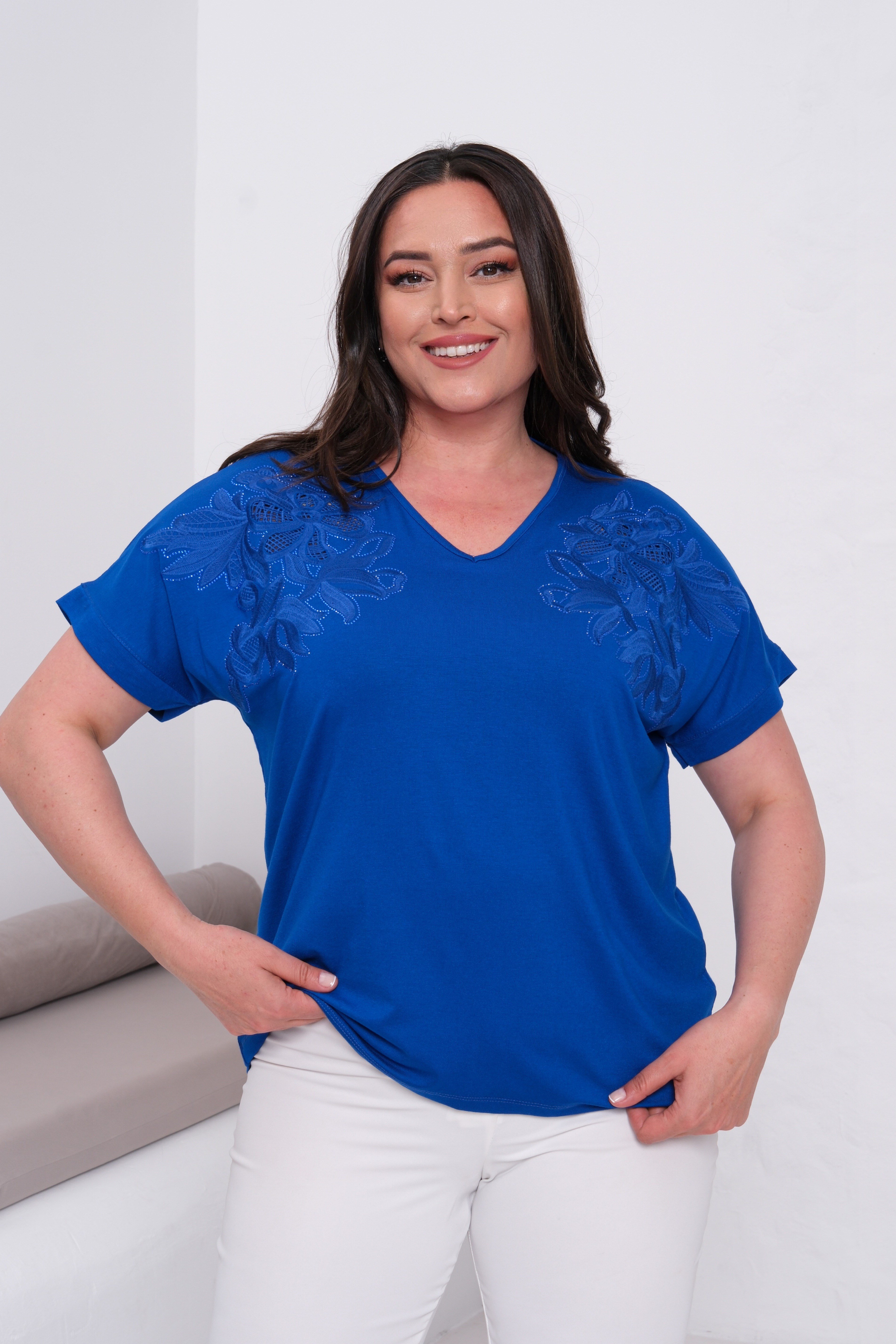 2356 Omuz Nakışlı Bluz Lacivert