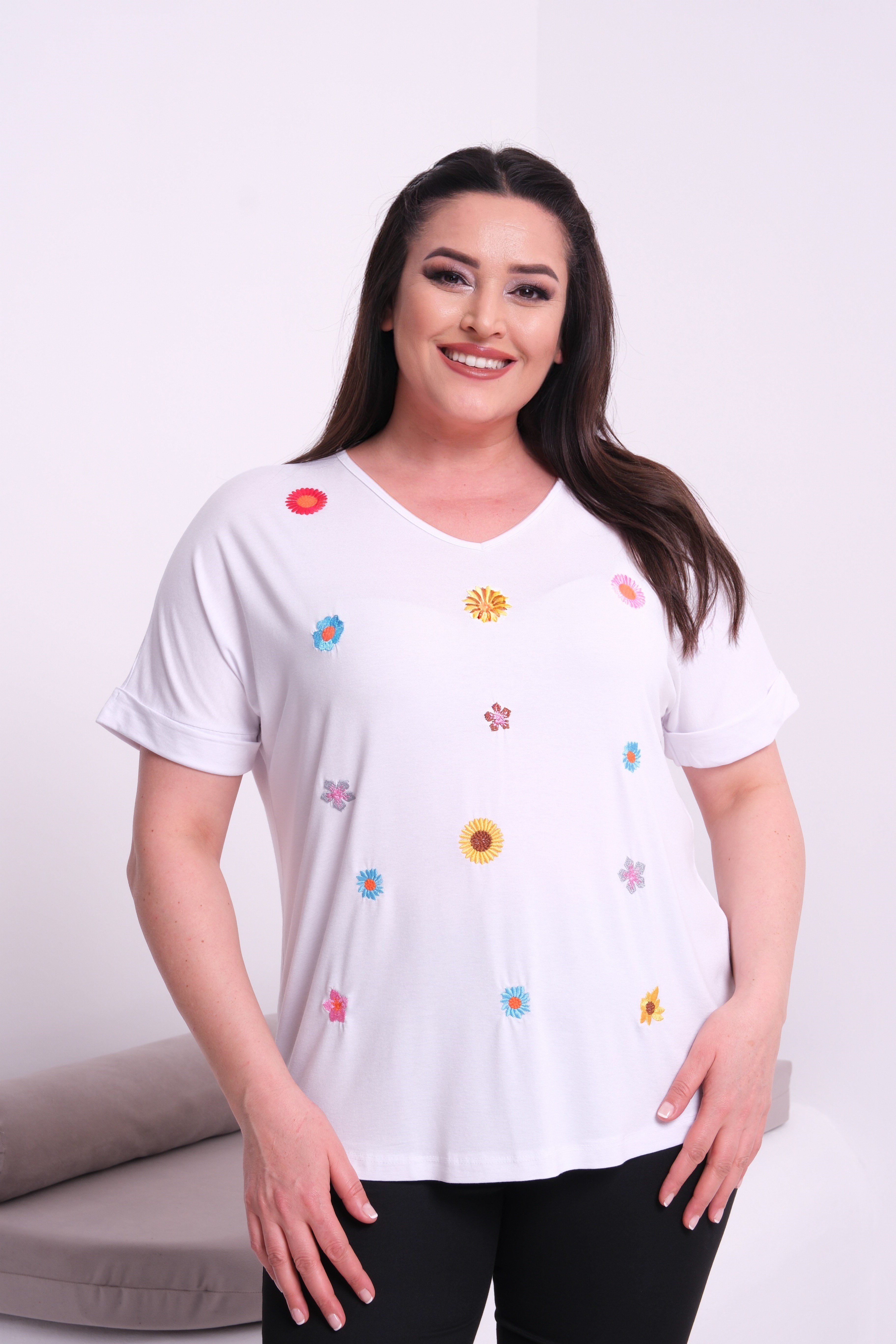 2526 Papatya Nakışlı Bluz Beyaz