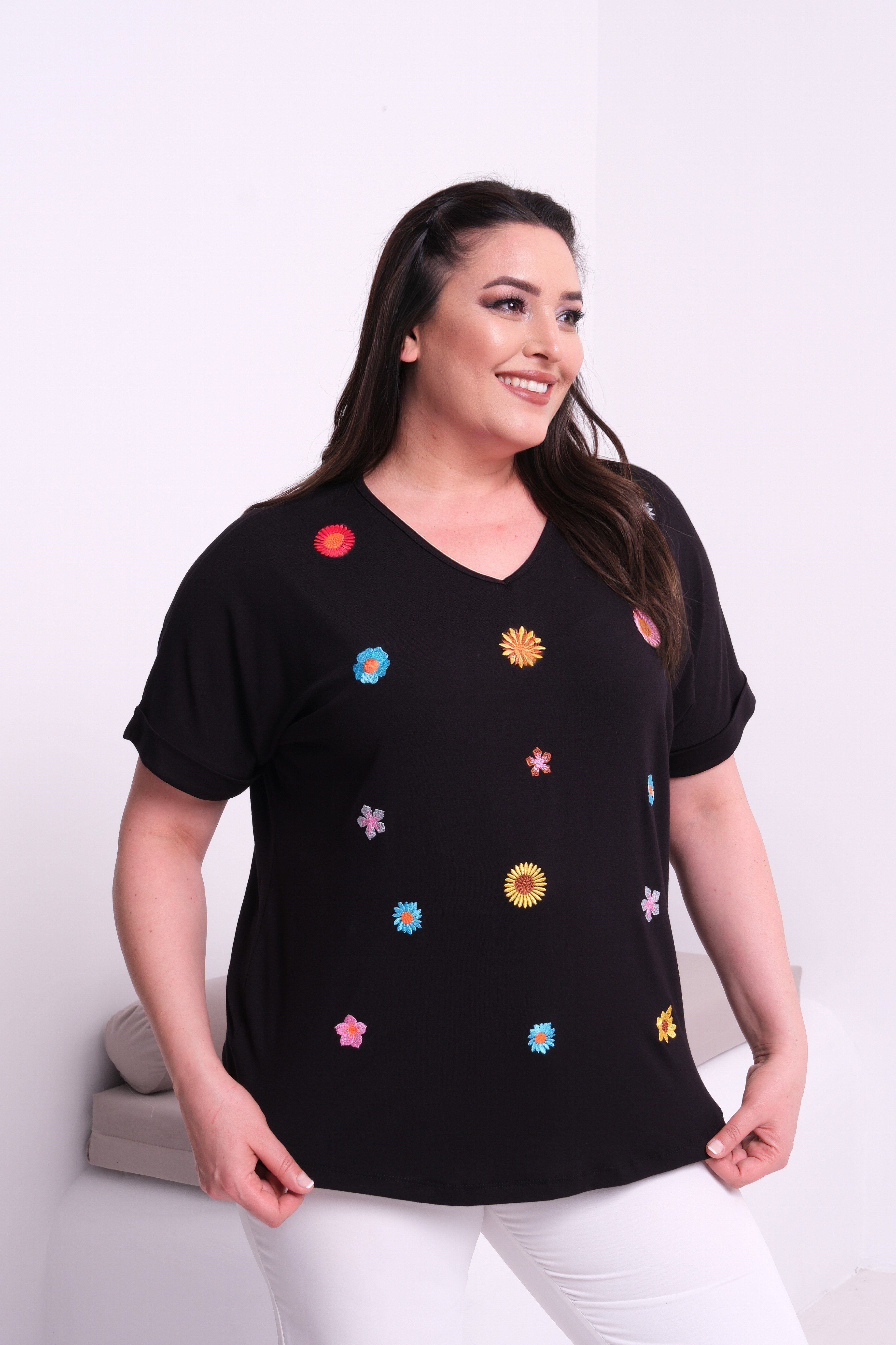 2526 Papatya Nakışlı Bluz Siyah