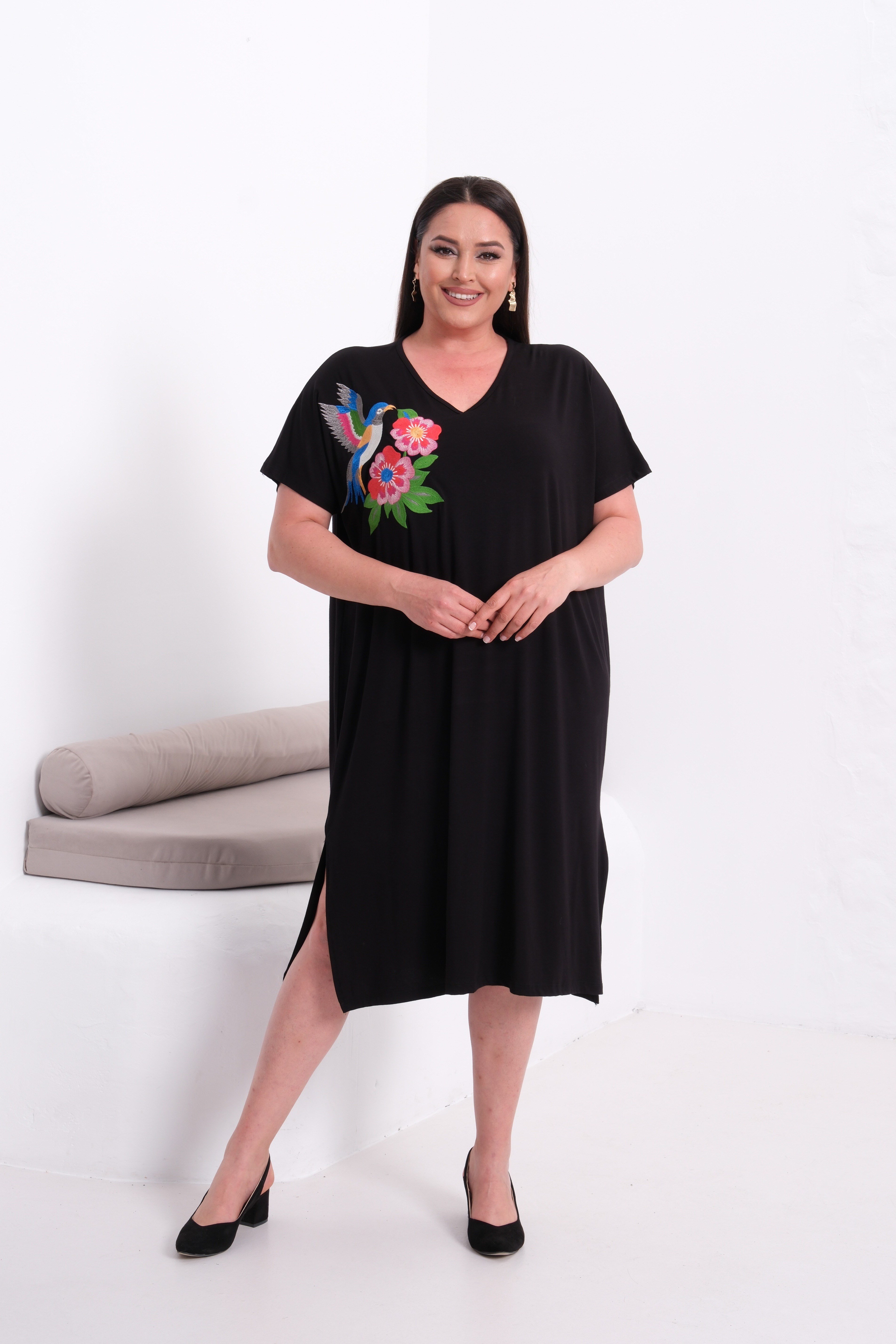 2555 Tropikal Kuş Nakışlı V Yaka Oversize Elbise