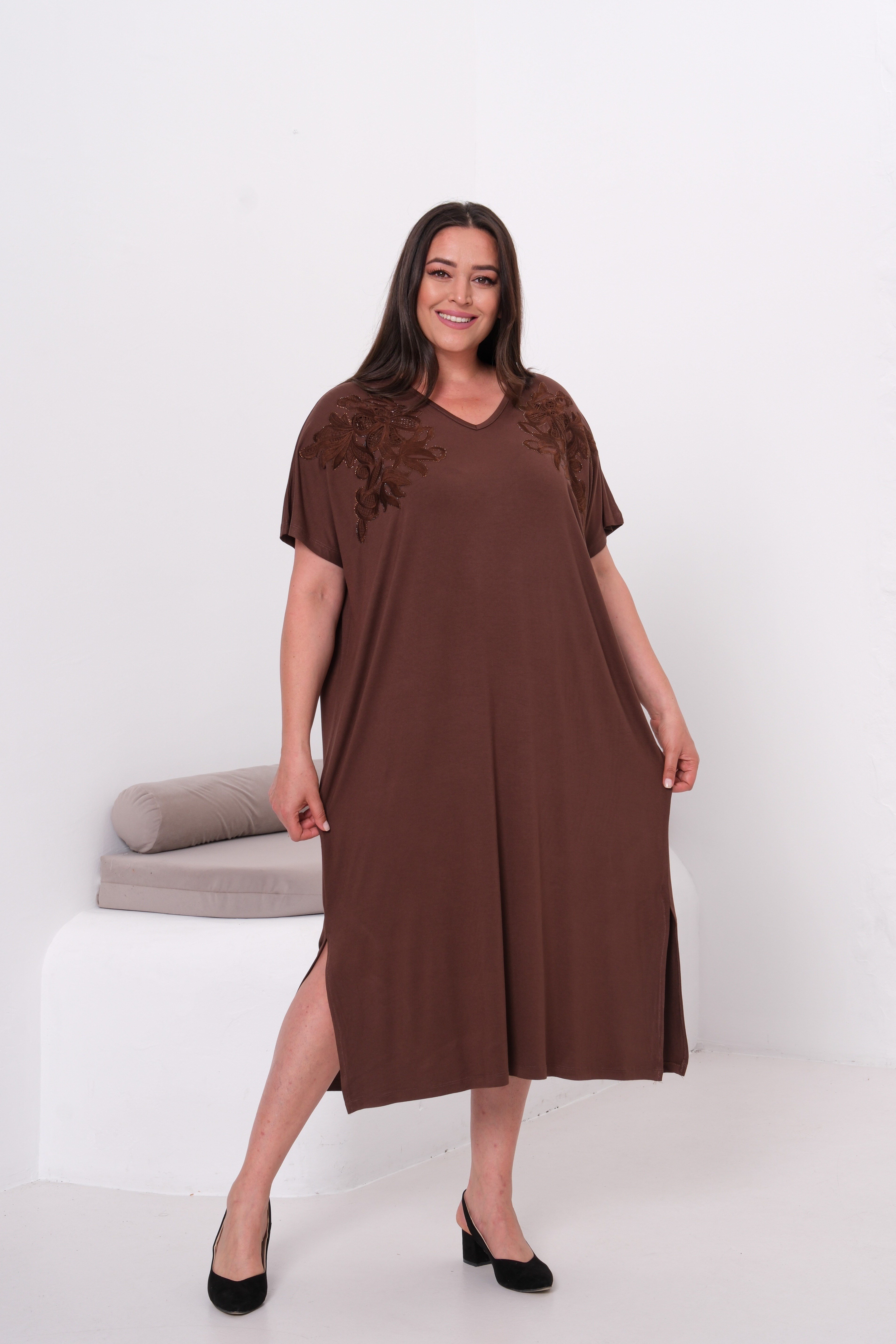 2561 Omzu Nakışlı Oversize Kahverengi Elbise