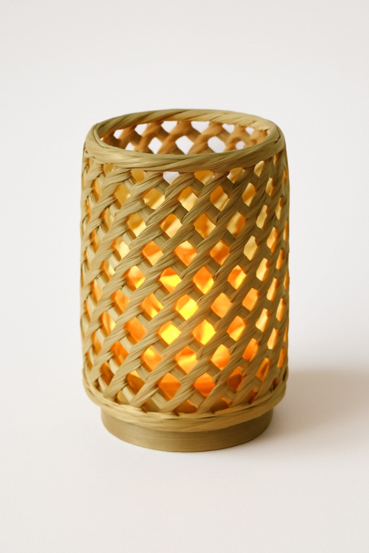 Dekoratif Aydınlatma Mumluk Bambu Örgü Mumluk Plastiktir. Tea Light Mum Dahildir.