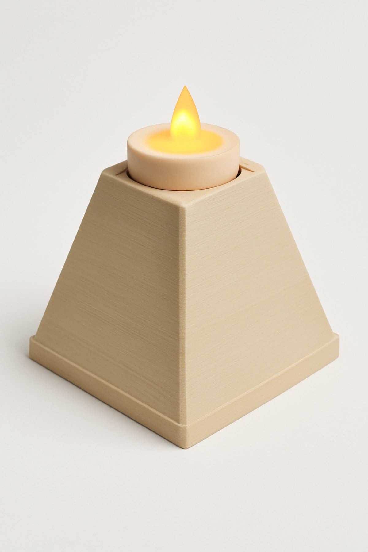 Dekoratif Aydınlatma Mumluk Kısa Piramit Mumluk Plastiktir. Tea Light Mum Dahildir.