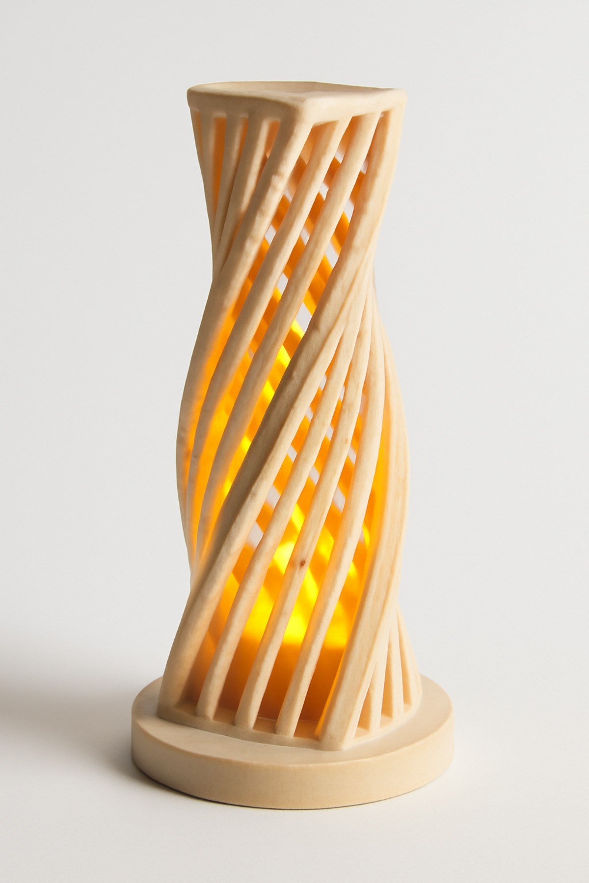 Dekoratif Aydınlatma Mumluk Kıvrık Kule Mumluk Plastiktir. Tea Light Mum Dahildir.