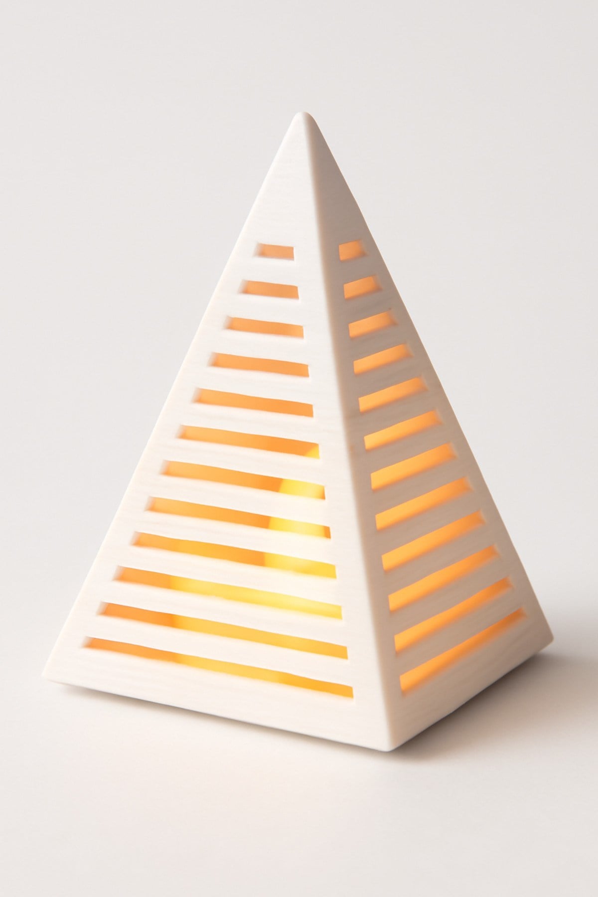 Dekoratif Aydınlatma Mumluk Prizma Mumluk Plastiktir. Tea Light Mum Dahildir.