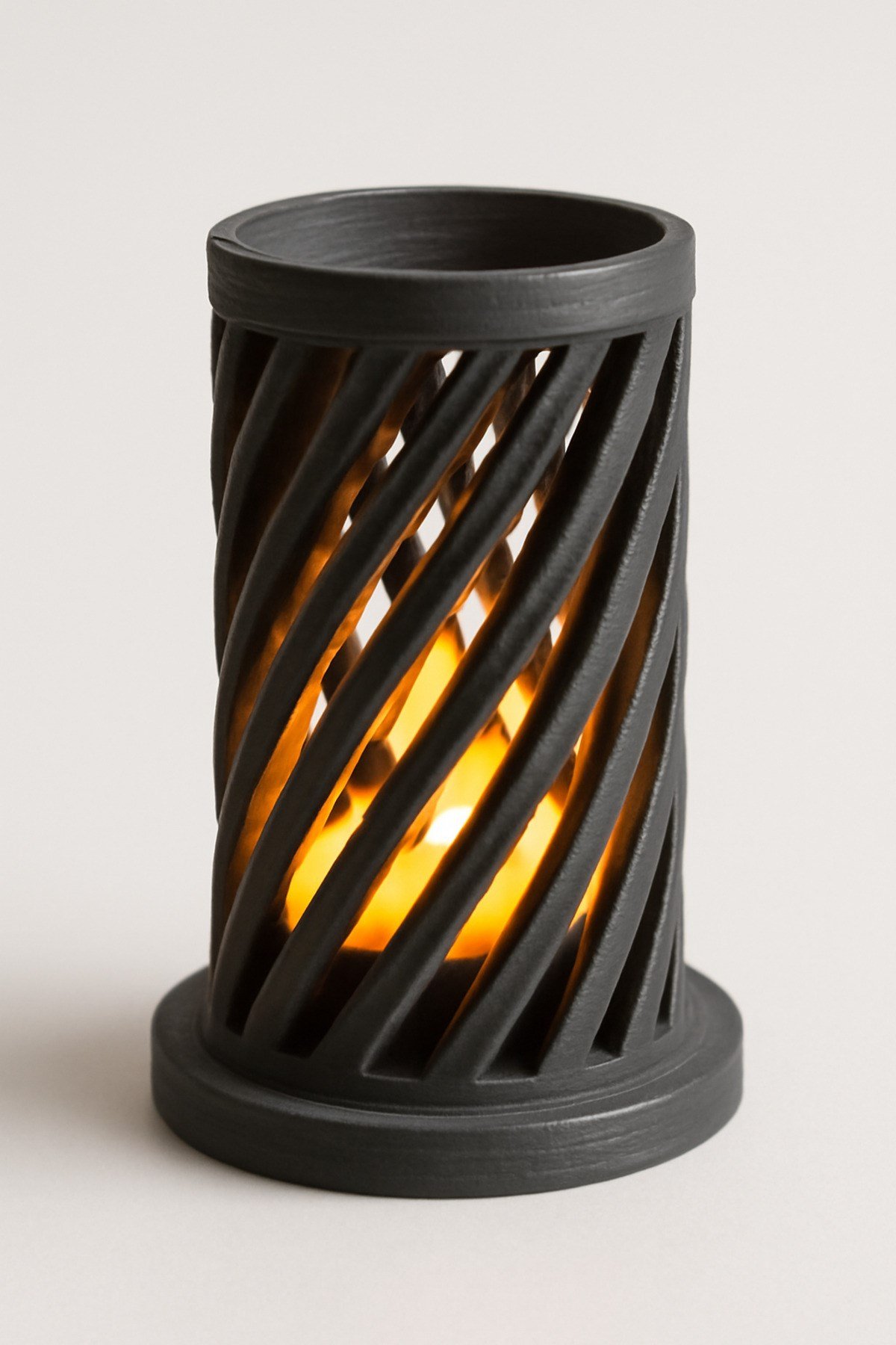 Dekoratif Aydınlatma Mumluk Sarmal Kule Mumluk Plastiktir. Tea Light Mum Dahildir.