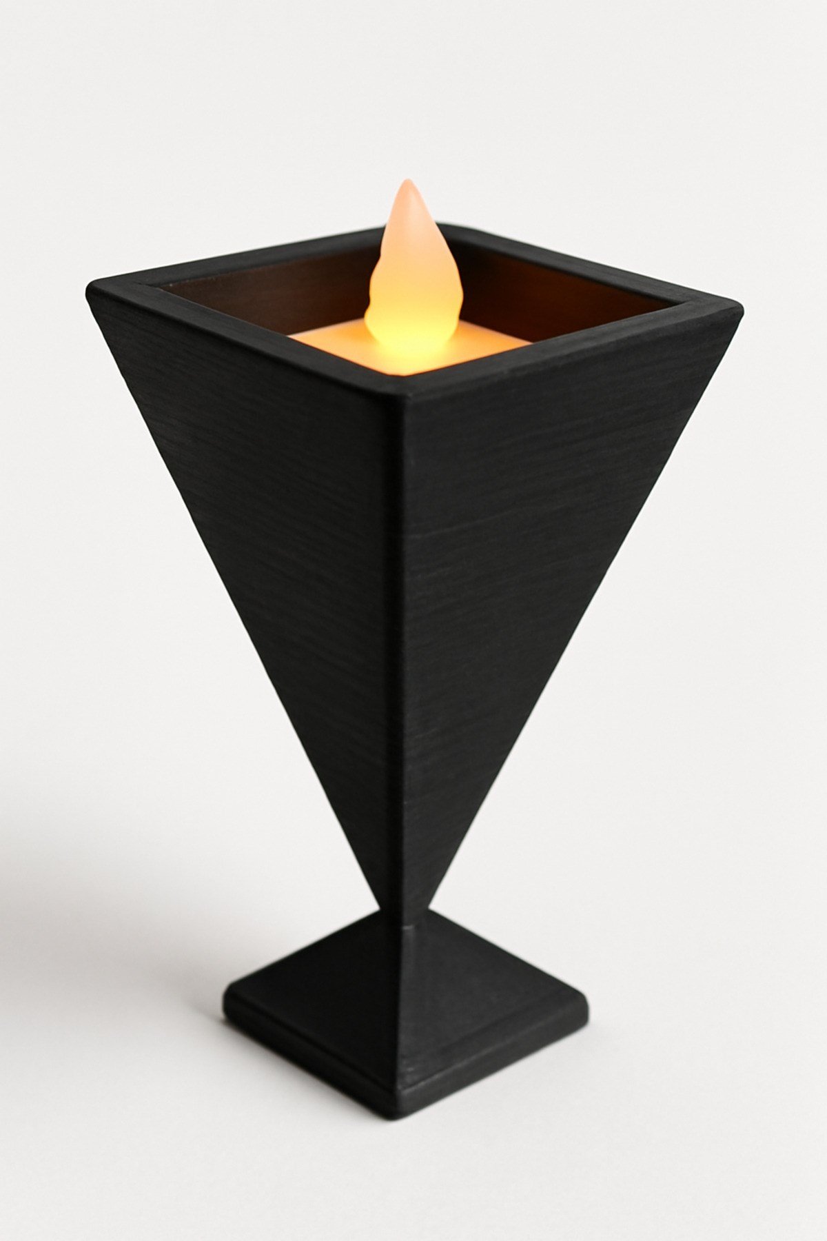 Dekoratif Aydınlatma Mumluk Ters Piramit Mumluk Plastiktir. Tea Light Mum Dahildir.