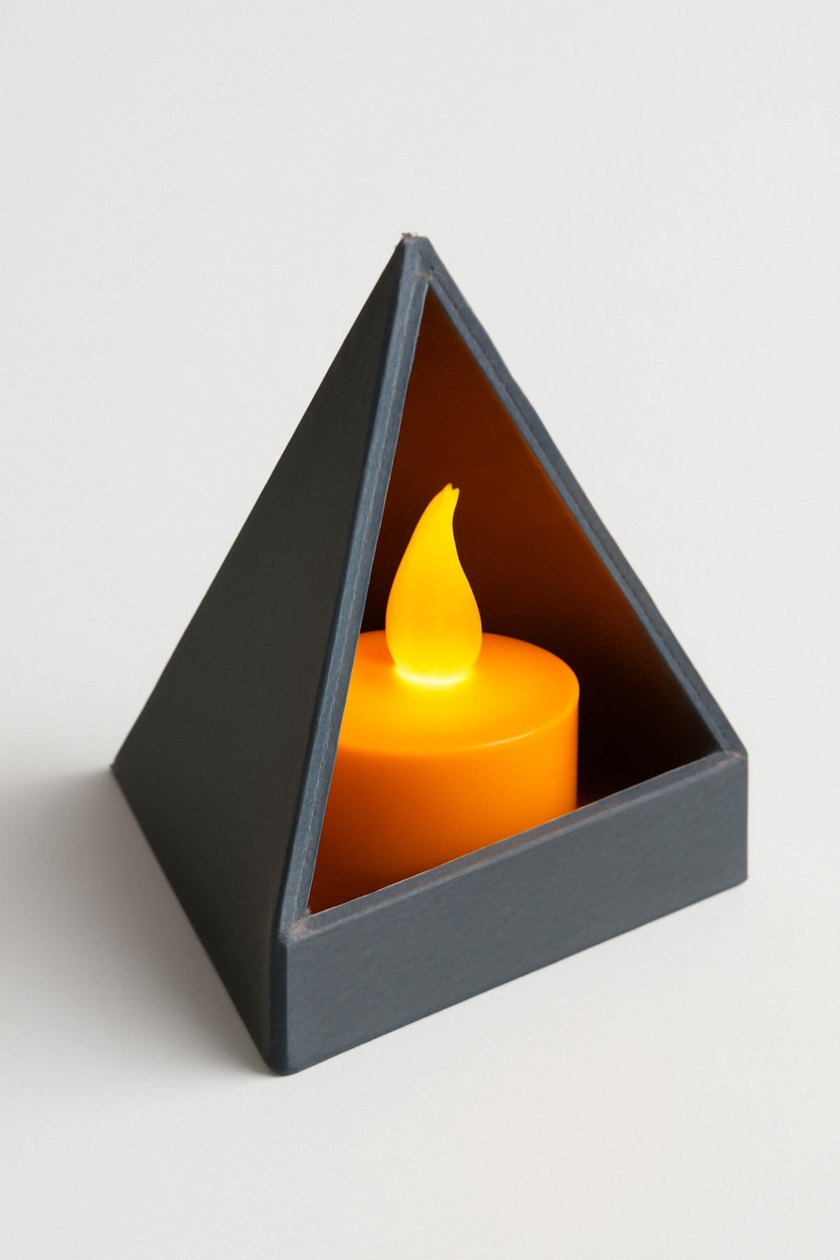 Dekoratif Aydınlatma Mumluk Üçgen Prizma Mumluk Plastiktir. Tea Light Mum Dahildir.
