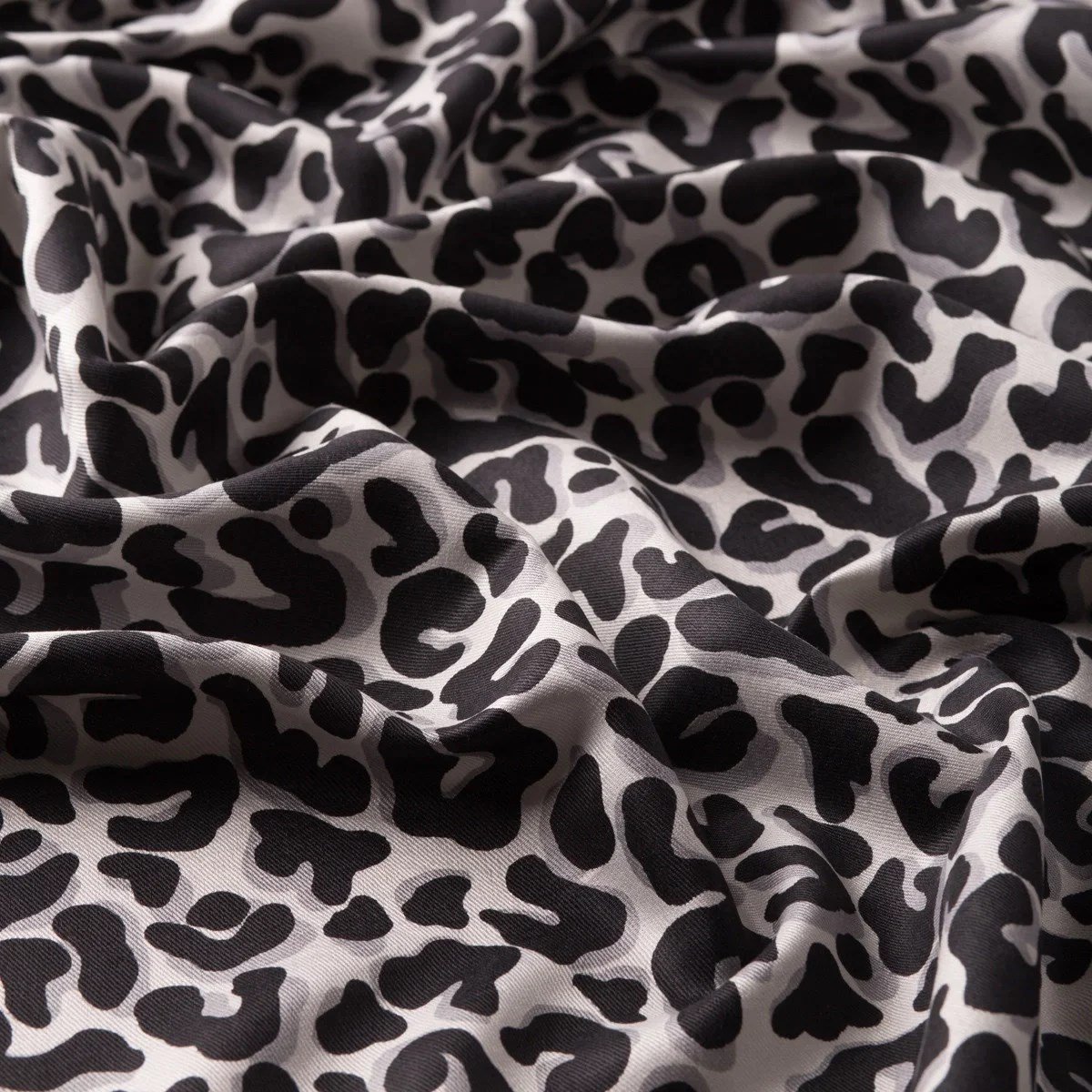 İpekevi 02452 Siyah Leopar Desenli İpek Şal