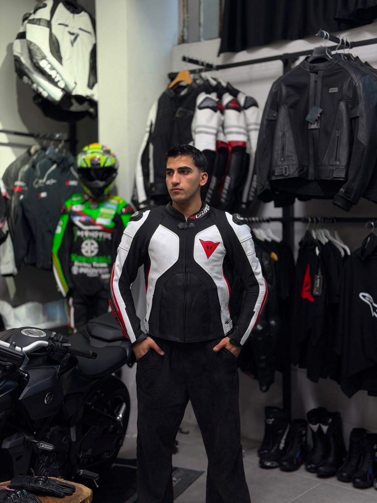 Dainese Deri Ceketi Beyaz-Kırmızı Küçük Logolu
