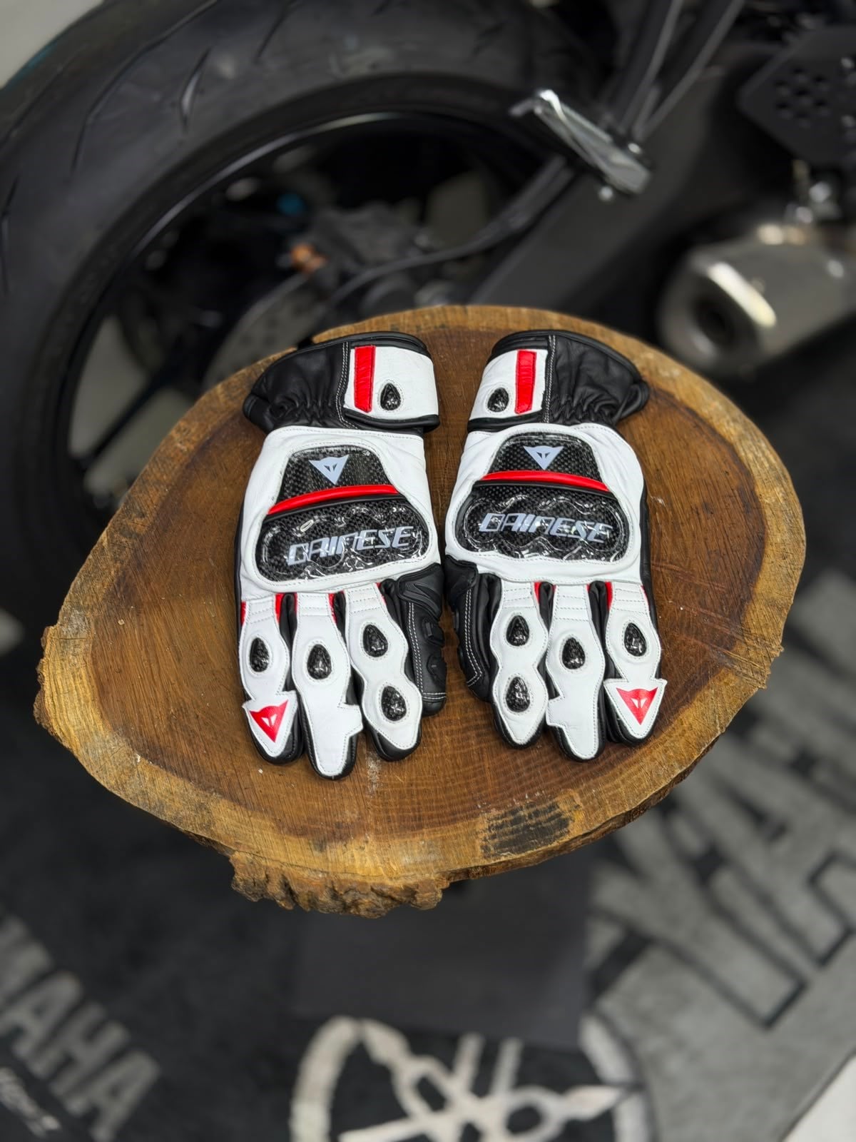 Dainese Deri Eldiveni Beyaz-Siyah-Kırmızı