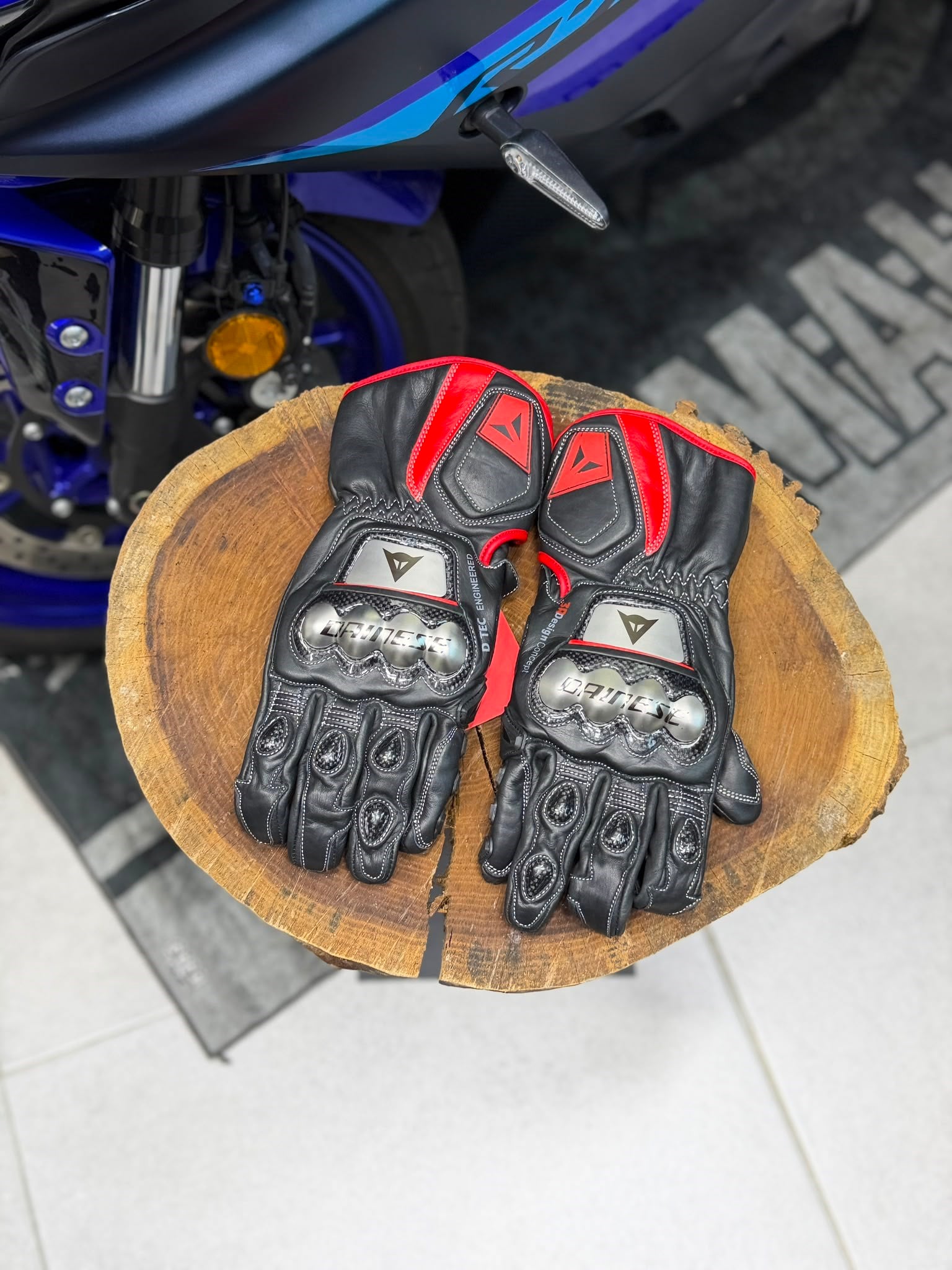 Dainese Deri Eldiveni Siyah-Kırmızı Titanyum