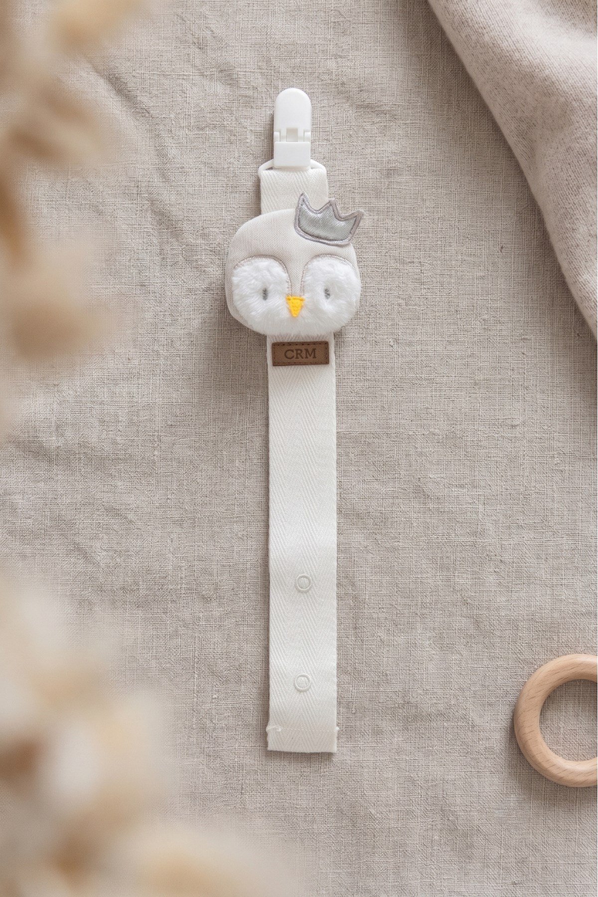 Bebek Emzik Askısı Çıtçıtlı Klipsli - Gümüş Taçlı Peluş Penguen Desenli (0-24 ay)