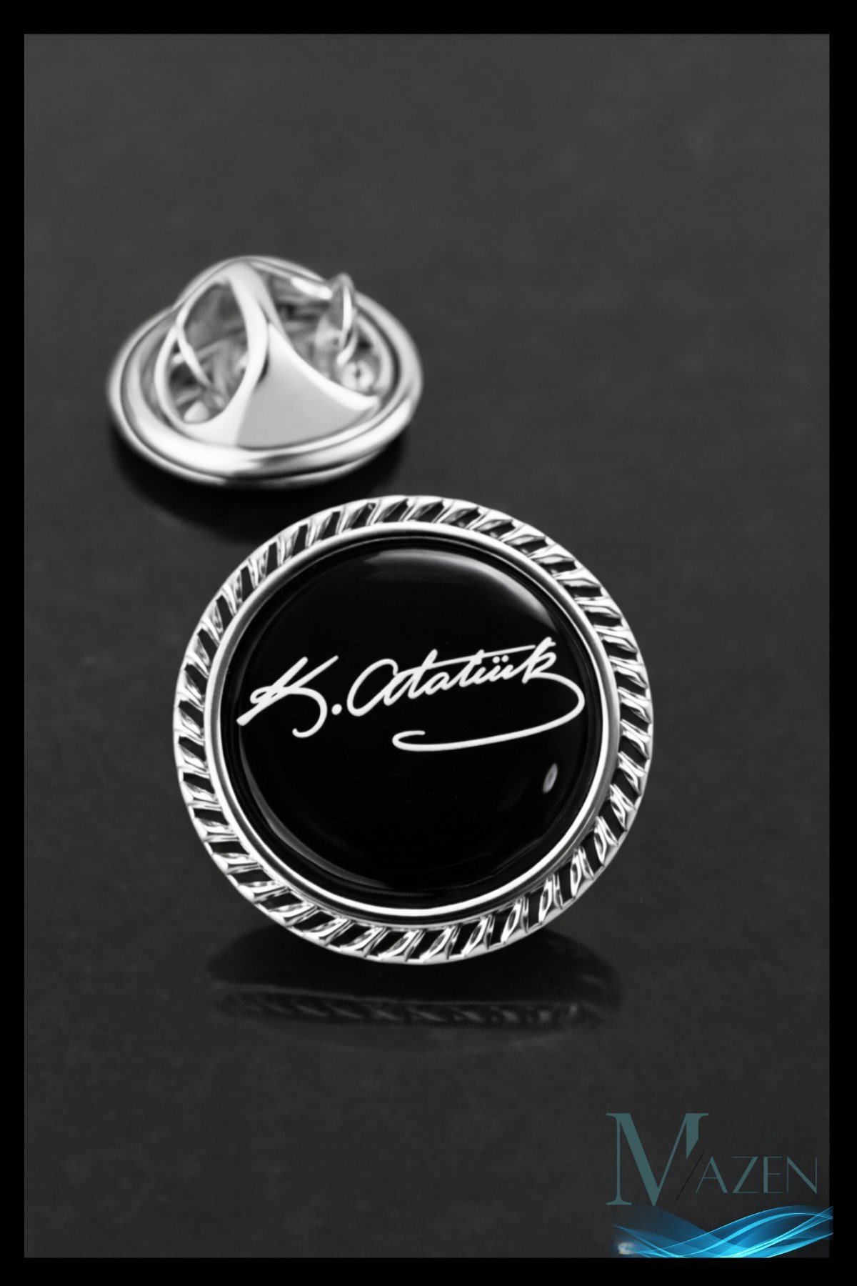 Atatürk İmzalı Yaka Rozeti | Metal Kaliteli | Kararmaz | Unisex Takı Aksesuar | Siyah Beyaz Rozet