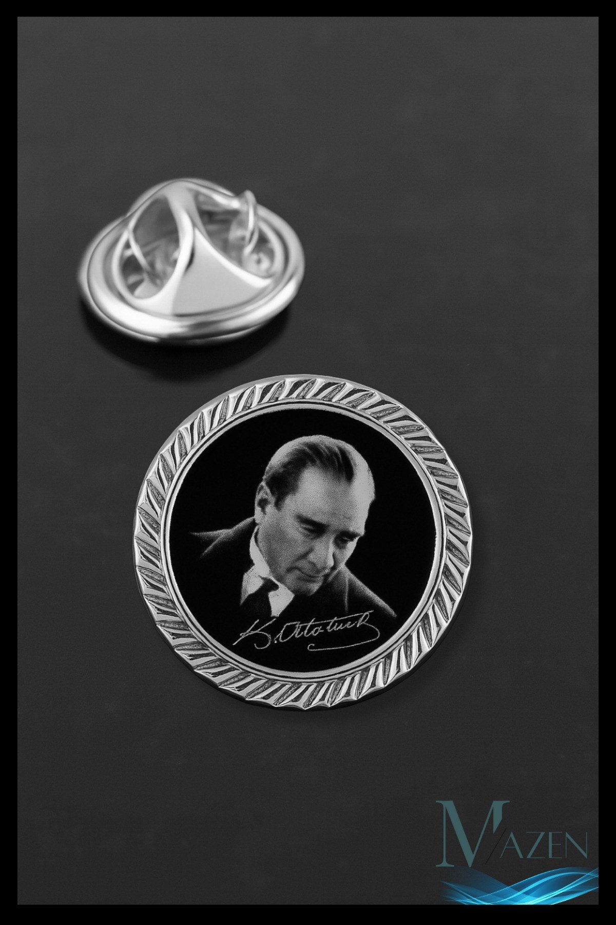 Atatürk Portreli Yuvarlak Yaka Rozeti | Metal Kararmaz | Siyah Zeminli | Unisex Aksesuar | Rozet