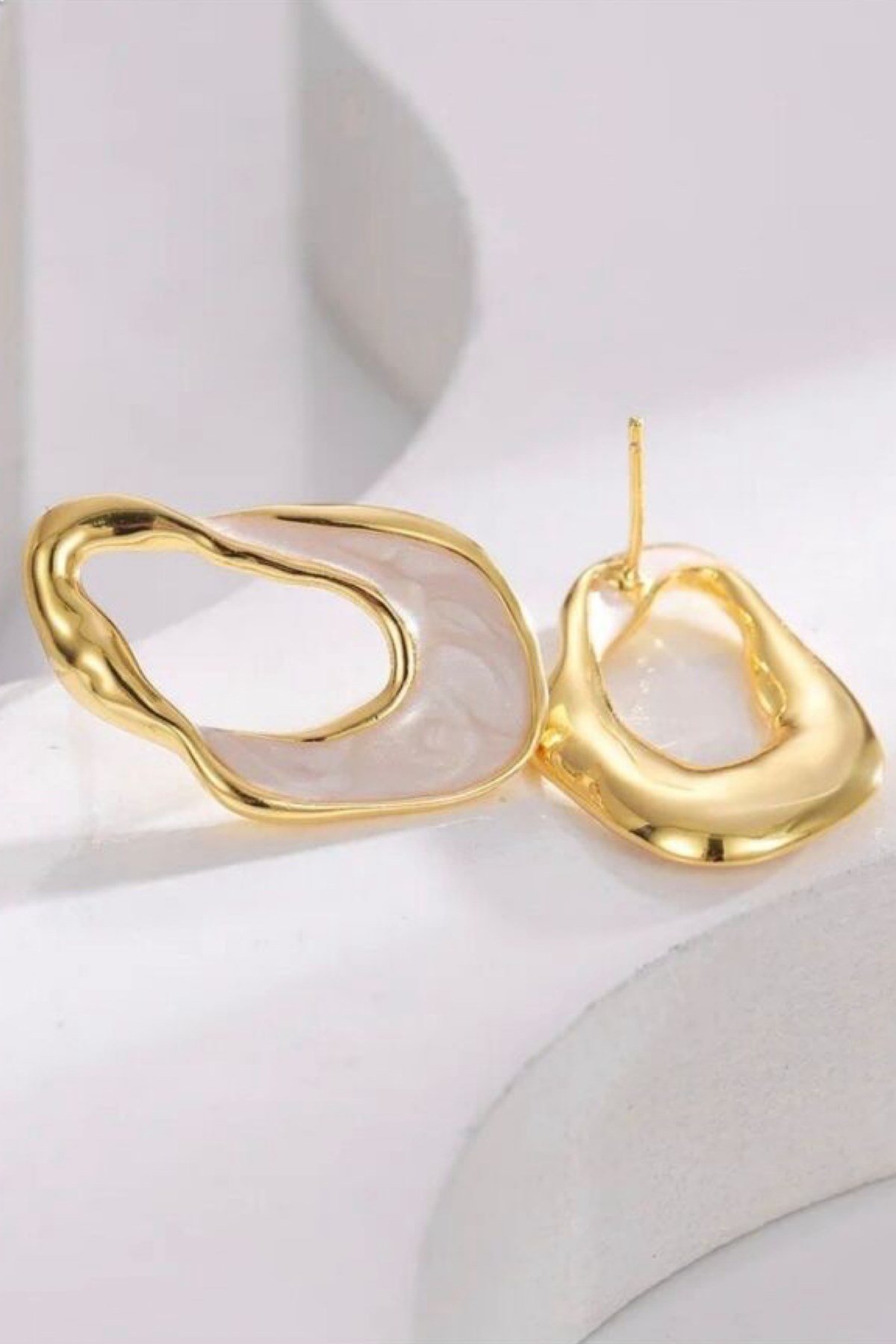 Mineli Asimetrik Şekil Vintage Küpe Gold Renk