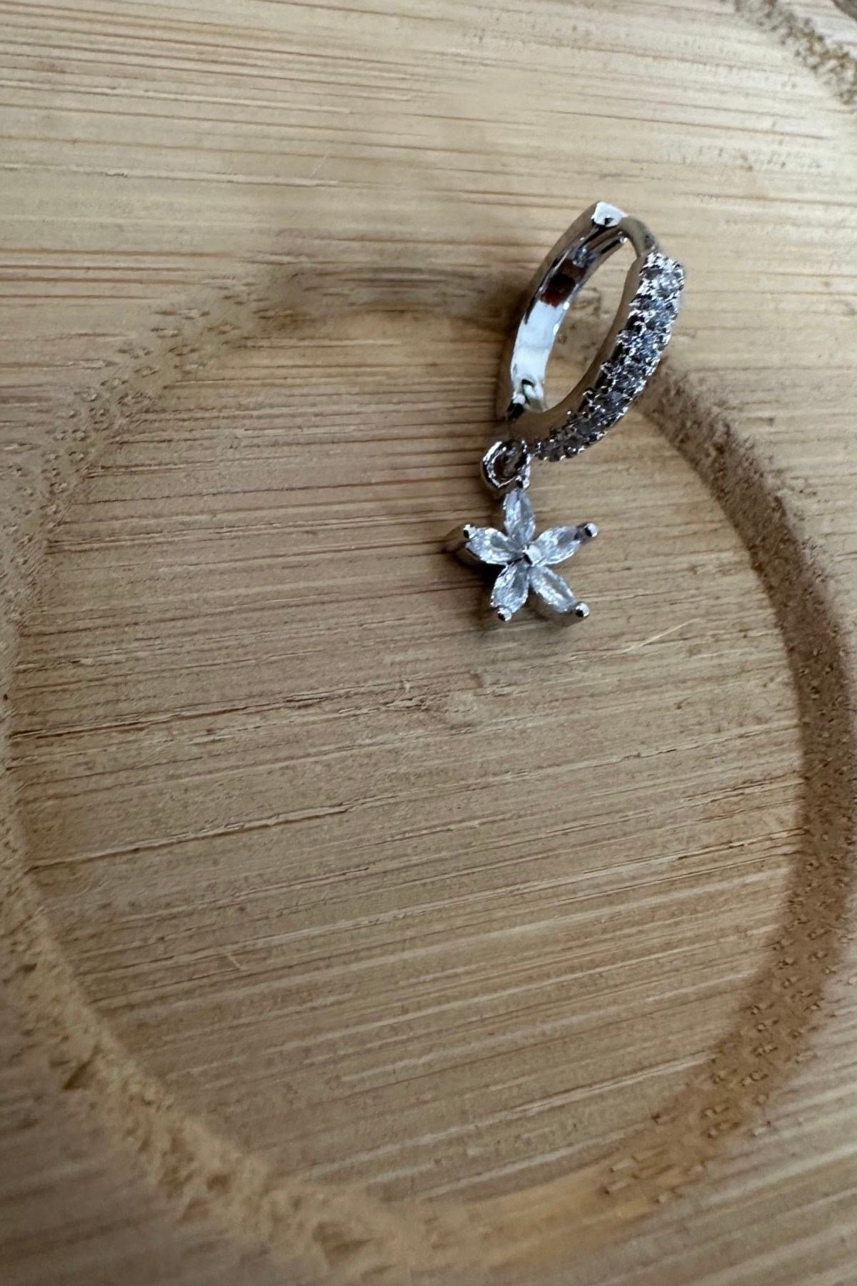 Zirkon Taşlı Minik Taşlı Çiçekli  Sallantılı Kıkırdak Küpe 1 ADET 8 MM