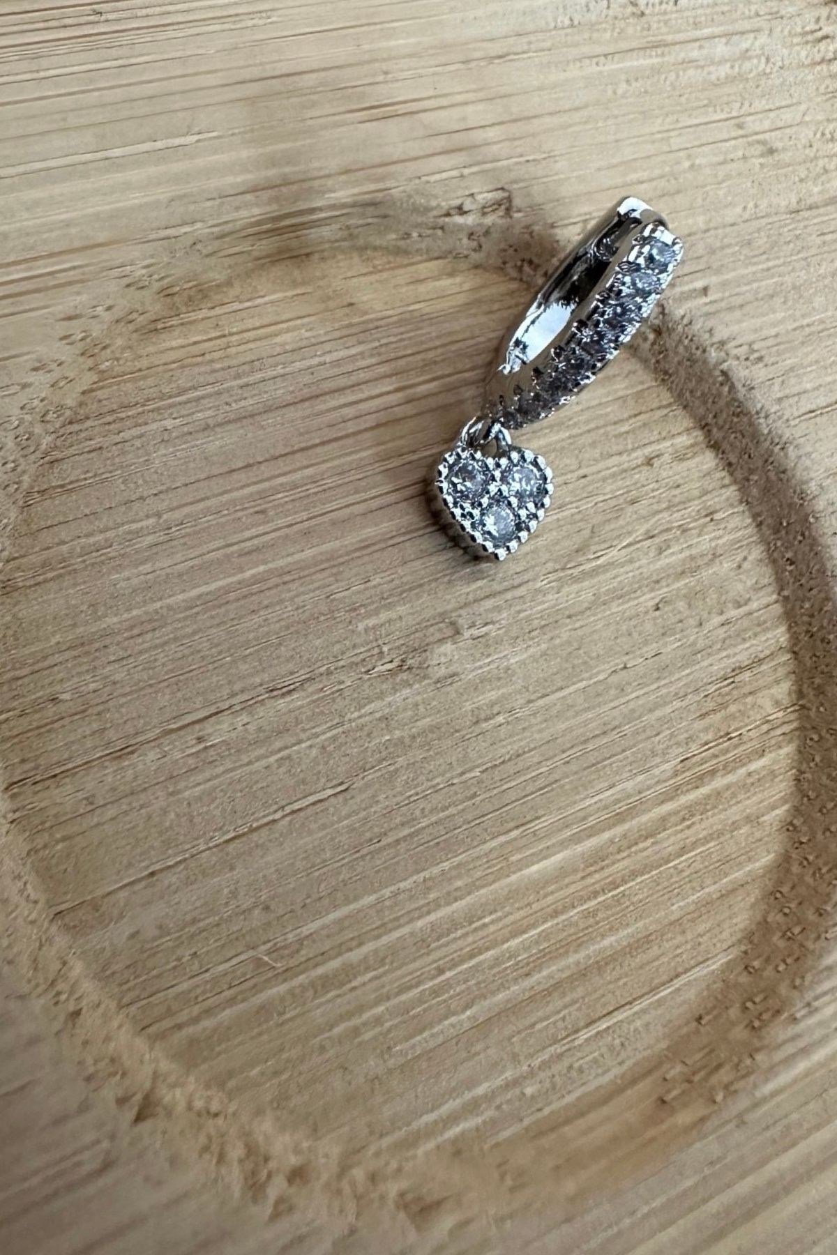 Zirkon Taşlı Minik Taşlı Kalp Sallantılı Kıkırdak Küpe 1 ADET 8 MM