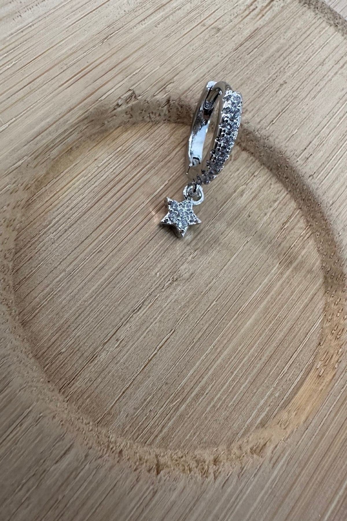 Zirkon Taşlı Minik Yıldızlı  Sallantılı Kıkırdak Küpe 1 ADET 8 MM
