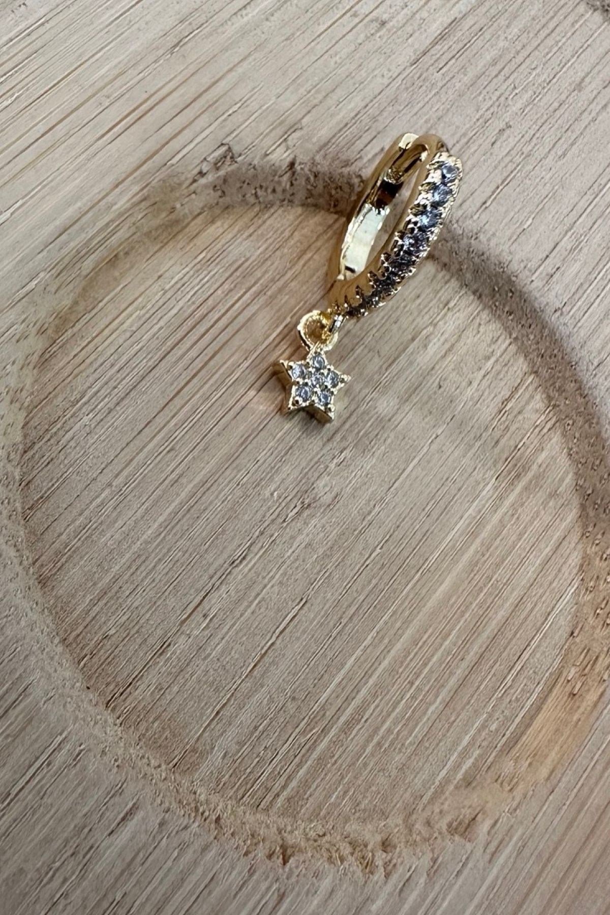 Zirkon Taşlı Minik Yıldızlı  Sallantılı Kıkırdak Küpe 1 ADET 8 MM