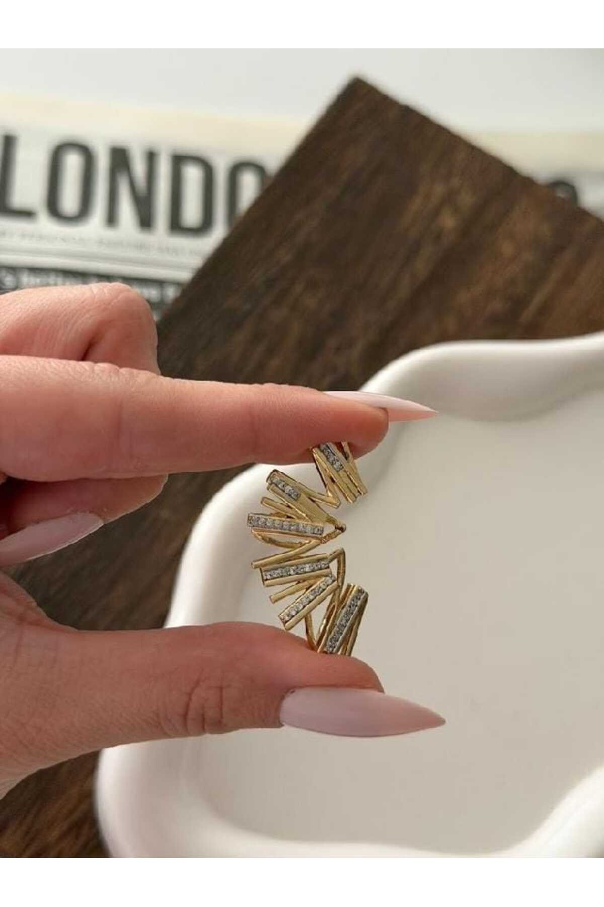 Gold zigzag model earcuff