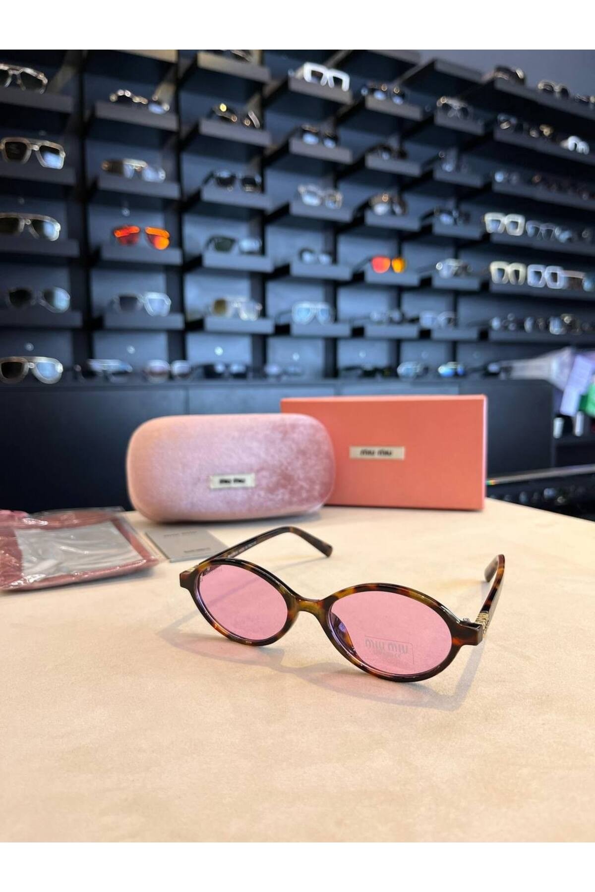Pembe cam polarize güneş gözlüğü