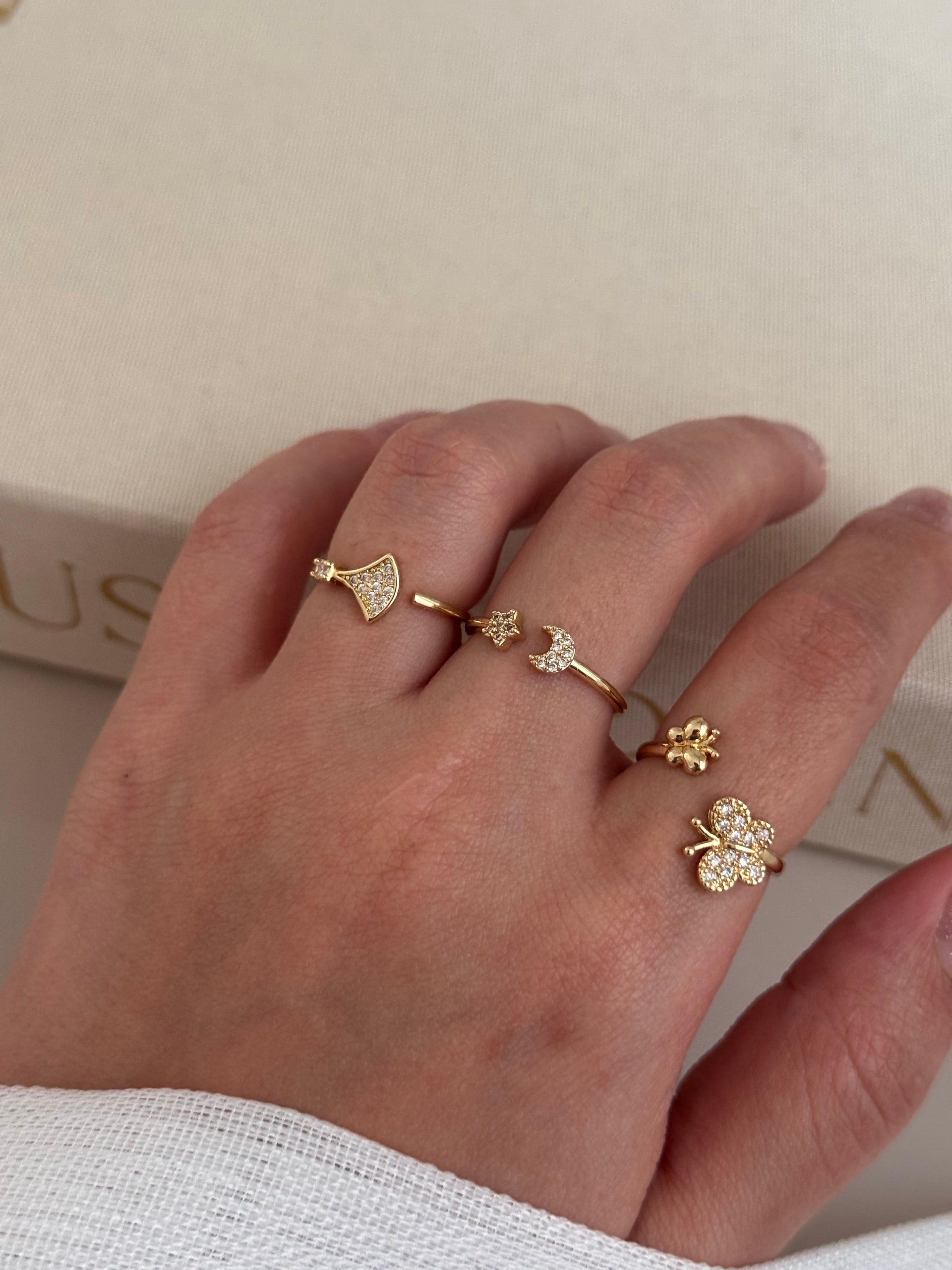 3’lü Ayarlanabilir Gold Figürlü Yüzük Seti – Melek, Ay-Yıldız ve Kelebek Detaylı