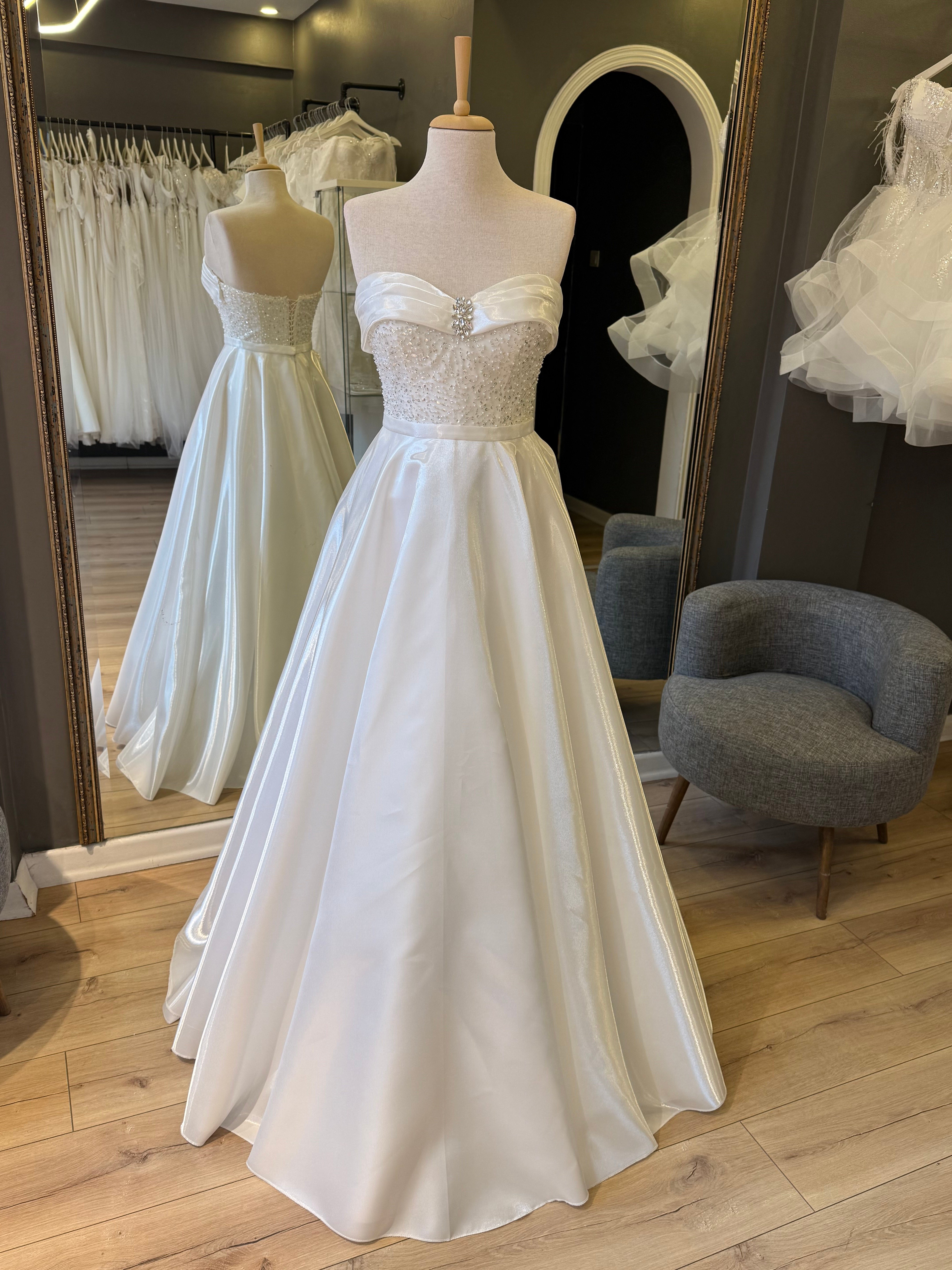 Lenta Wedding Beyaz Lizbon Drape ve Taş Detaylı Kalp Yaka Maxi Boy Abiye Nişan ve Gece Elbisesi