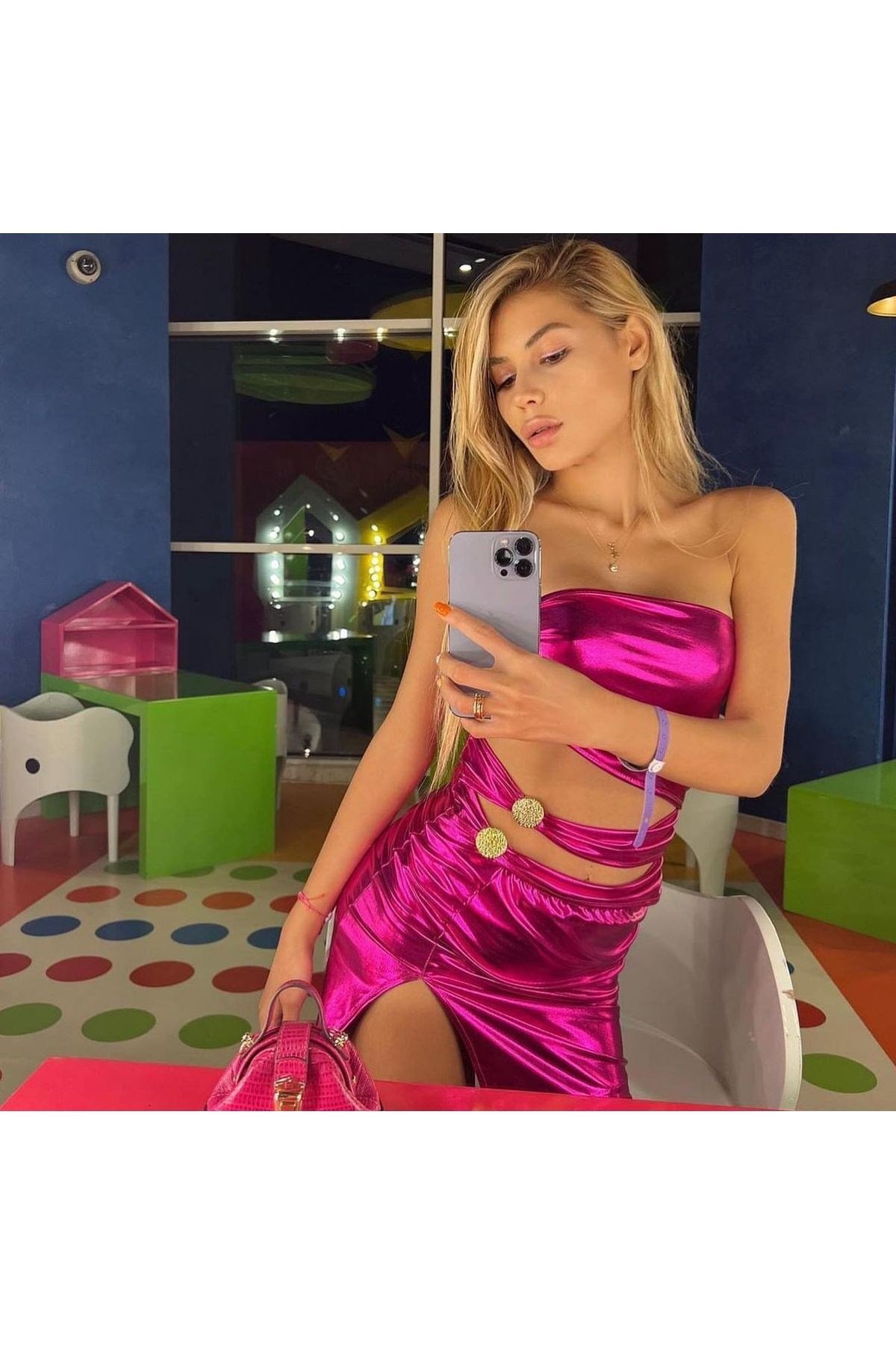 pembe parlak straplez elbise