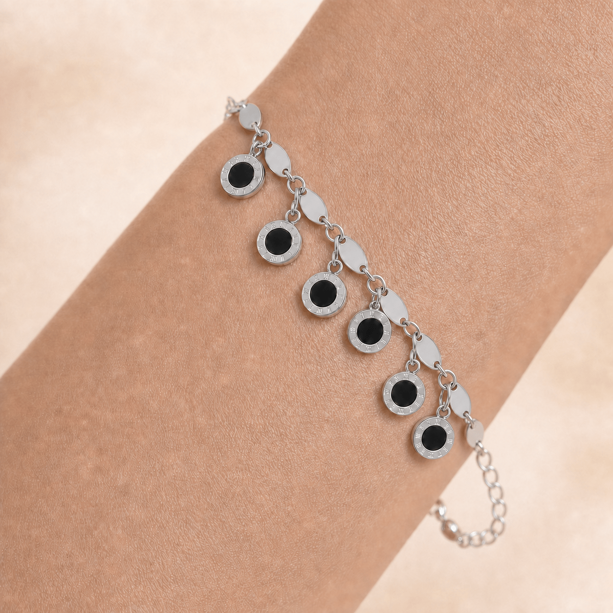 Çelik Beş Siyah Yuvarlak Charm Detaylı Gümüş Renk Yaprak Zincir Bileklik