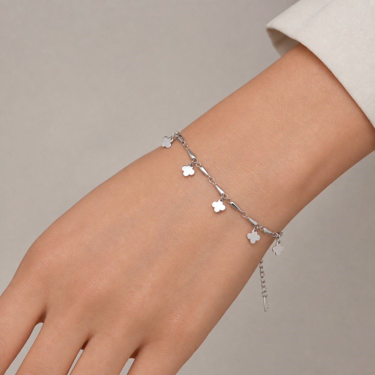 Çelik Beş Yonca Charm Detaylı Gümüş Renk Bileklik