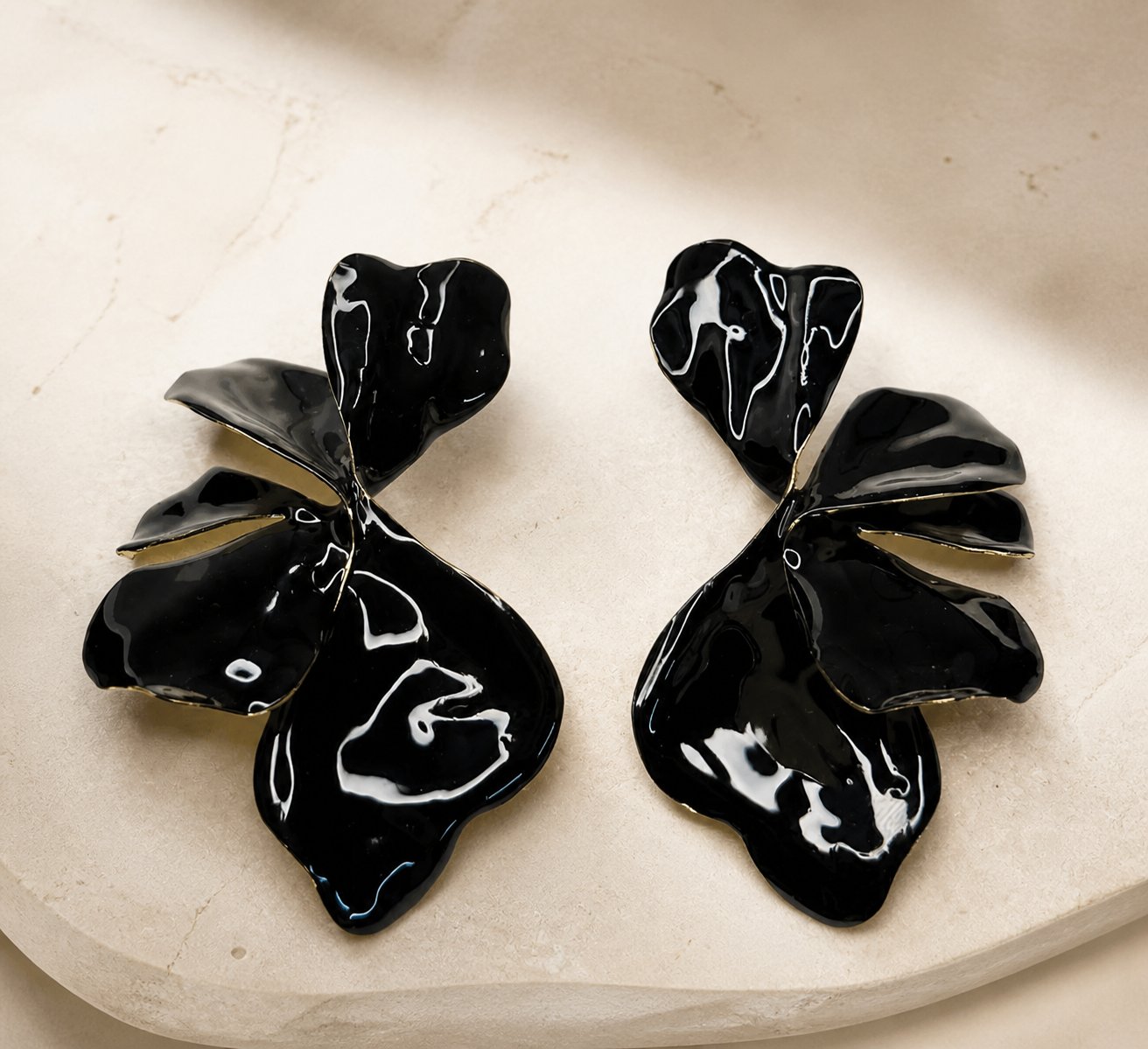 Çelik Siyah Altın Detaylı Büyük Çiçek Küpe