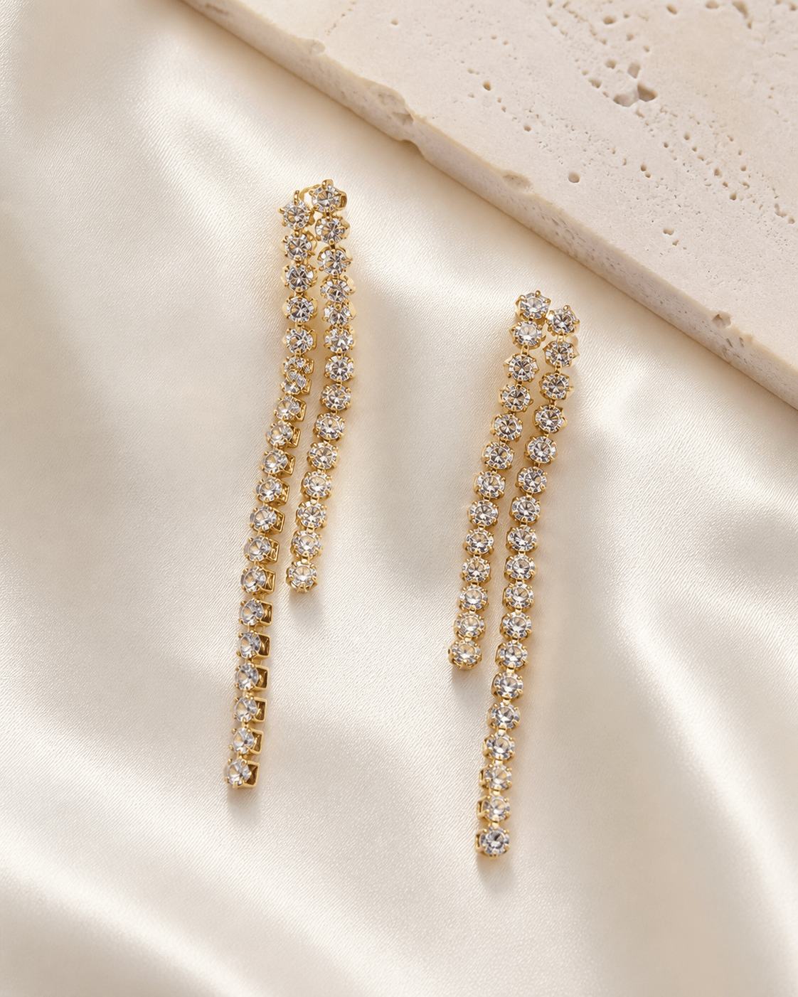 Çelik Üç Sıra Taşlı Uzun Sallantılı Küpe – Altın Renk