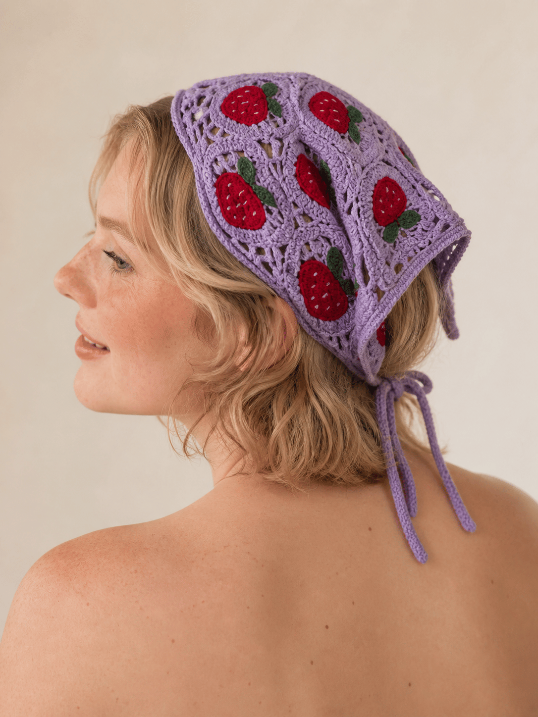 El Yapımı Lila Çilek Motifli Örgü Bandana – Renkli Saç Aksesuarı