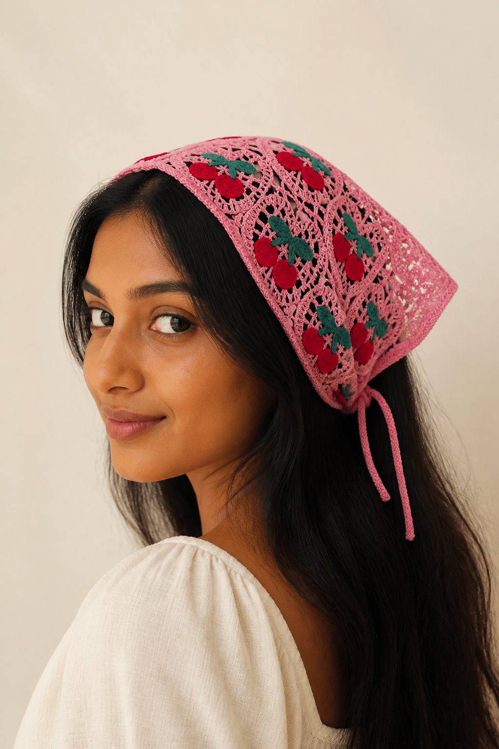 El Yapımı Pembe Kiraz Motifli Örgü Bandana – Bağlamalı Saç Aksesuarı