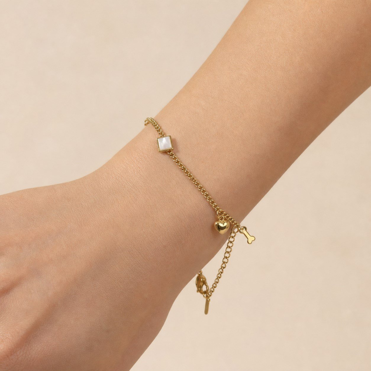 Fashion 14K Altın Kaplama Sedef Kare, Kalp ve Kemik Charm Detaylı Bileklik