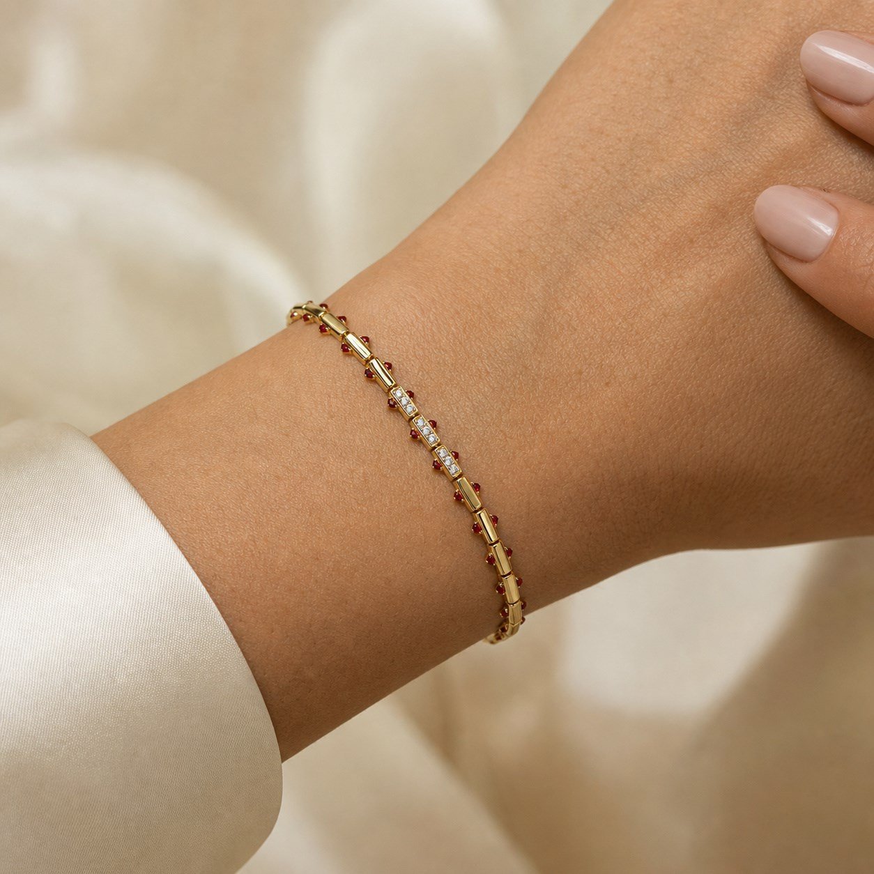 Fashion Gold Renk Kırmızı Yan Taşlı Çubuk Bileklik
