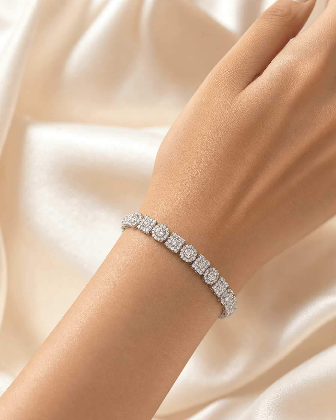 Fashion Yuvarlak Halo ve Kare Pavé Taşlı Gümüş Renk Bileklik