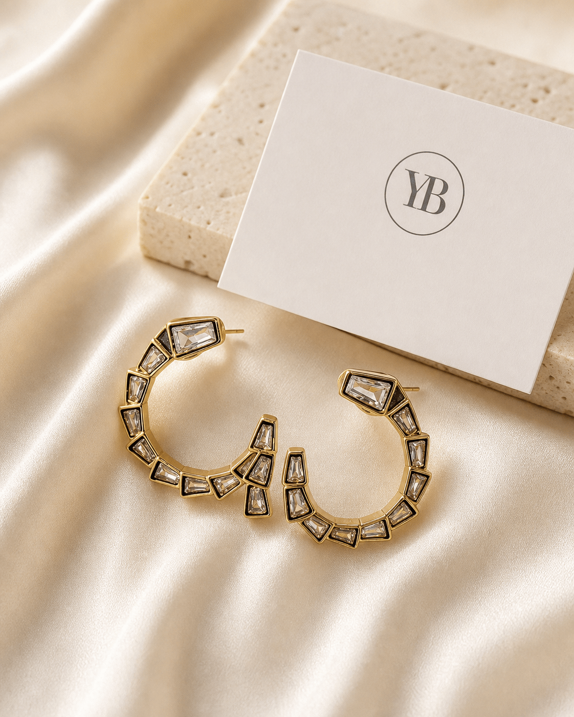 Luxury Çelik Geometrik Baget Taşlı Açık Halka Küpe – Altın