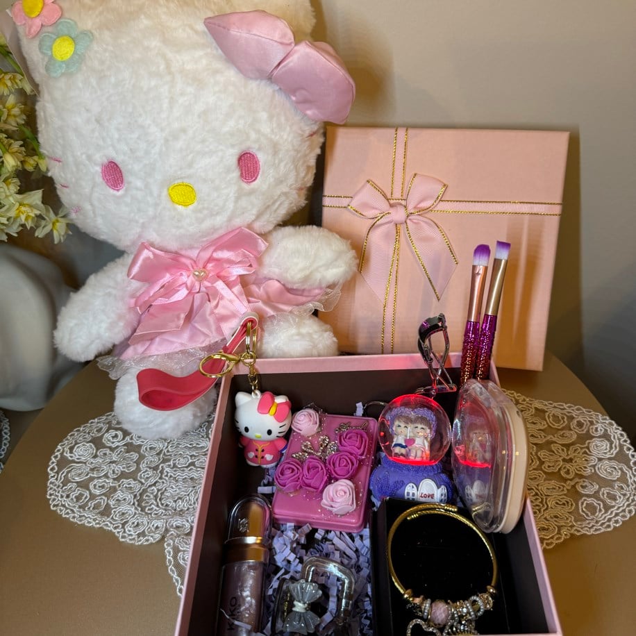 Hello Kitty Ve Makyaj Kutusu